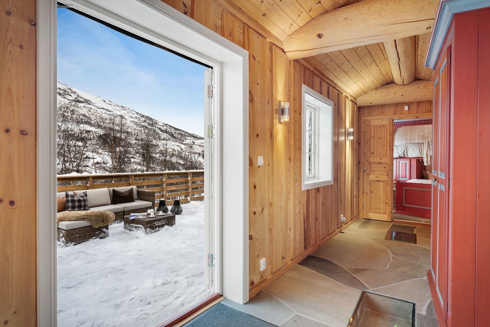 Fra gangen har du direkte tilkomst til hyttens terrasse. Galleribilde