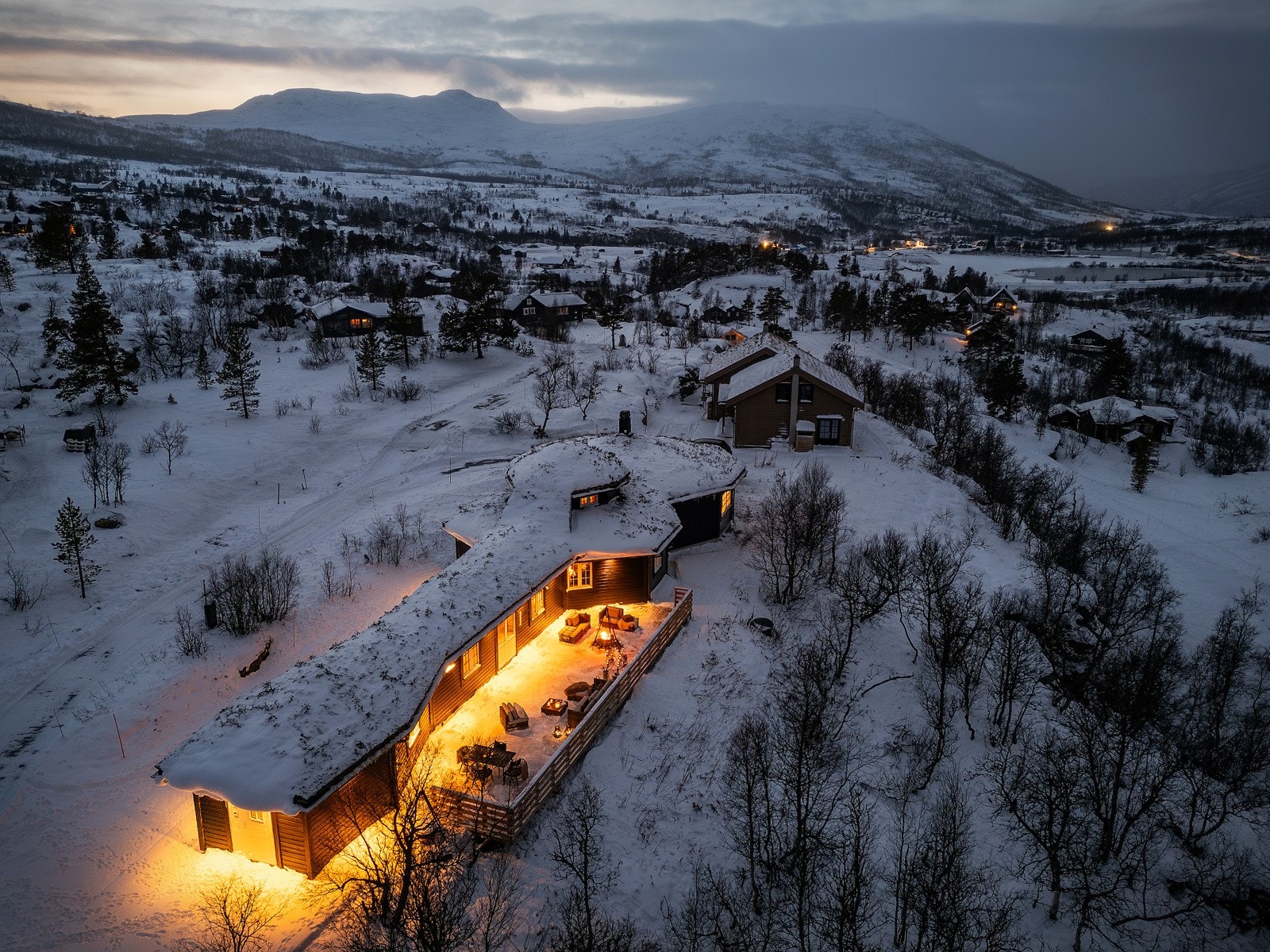 Tomtearealet måler 1 998 kvm og er pent opparbeidet med gruset innkjørsel/parkering, betongdekke og terrassedekker. Tomten er hovedsakelig flat ved/rundt hytten. Øvrige deler er skrående/ kupert. Galleribilde