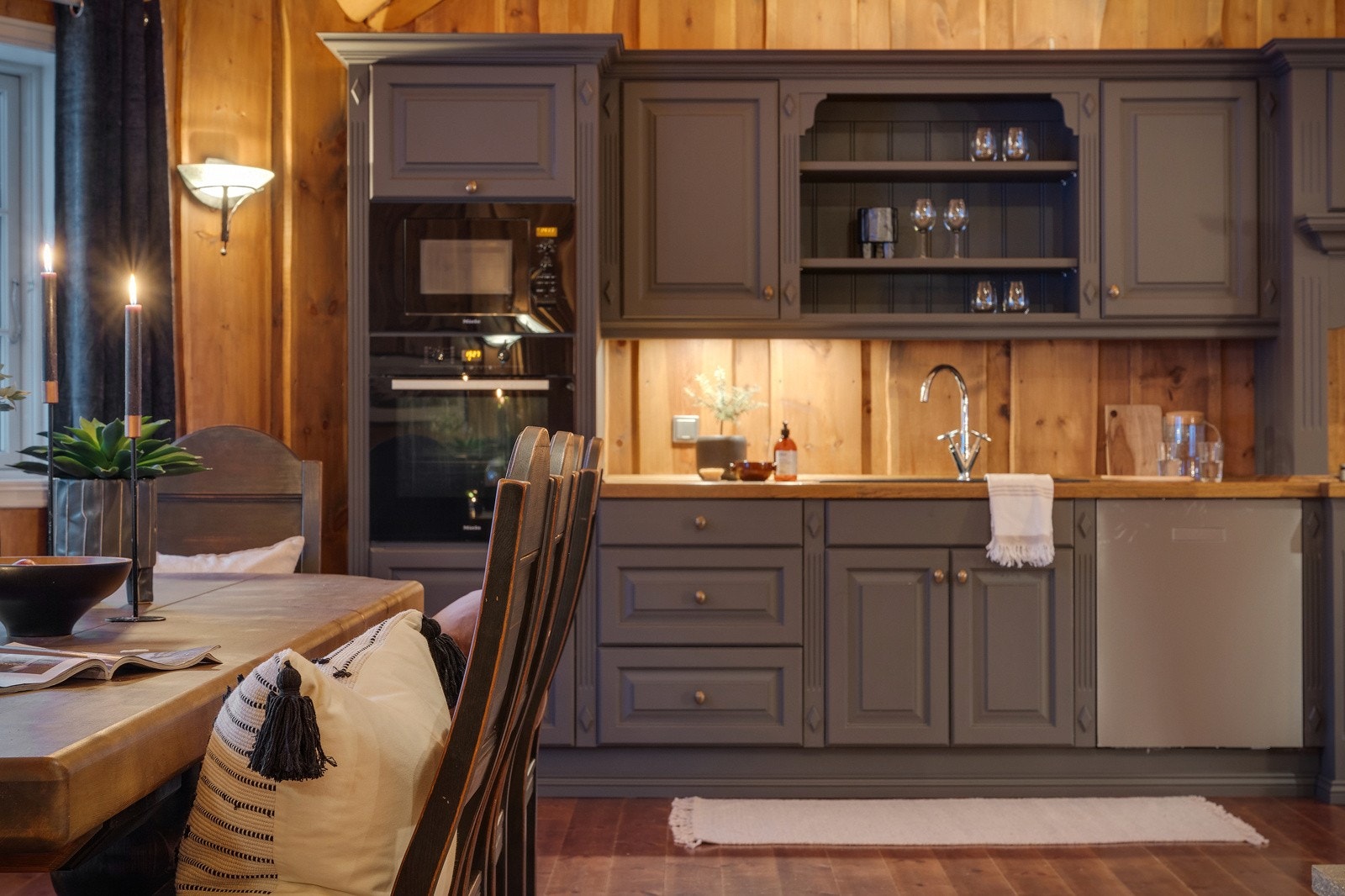 Det er integrerte hvitevarer fra Miele med stekeovn, micro, ventilator i hette, oppvaskmaskin og kjøleskap og frys. Galleribilde