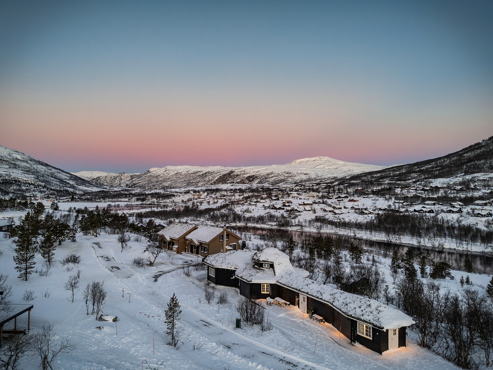 En nydelig hytte med unik og massiv arkitektur og fantastisk beliggenhet i terrenget. Galleribilde