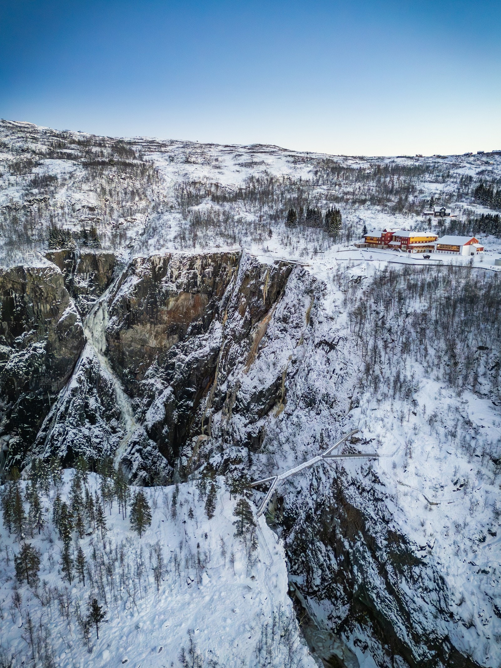 Et nydelig stopp på veien som må oppleves er Vøringsfossen. Vøringsfossen er en ikonsik foss som faller hele 163 meter. Galleribilde