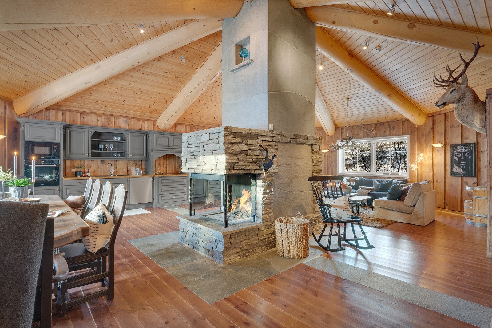 Stuen har en usedvanlig god romfølelse, mye grunnet den generøse takhøyden og nydelige fjellutsikten. Galleribilde