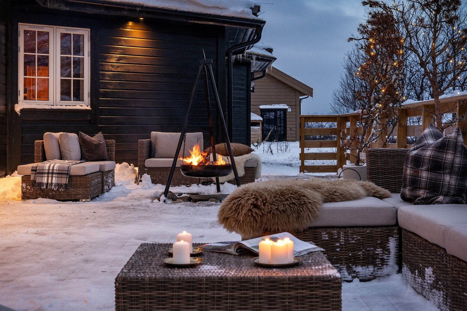 Terrassekos - Uteplassene måler hele 129 kvm som er fordelt rundt hytten. Her er det godt med plass til å nyte finværsdagene. Galleribilde