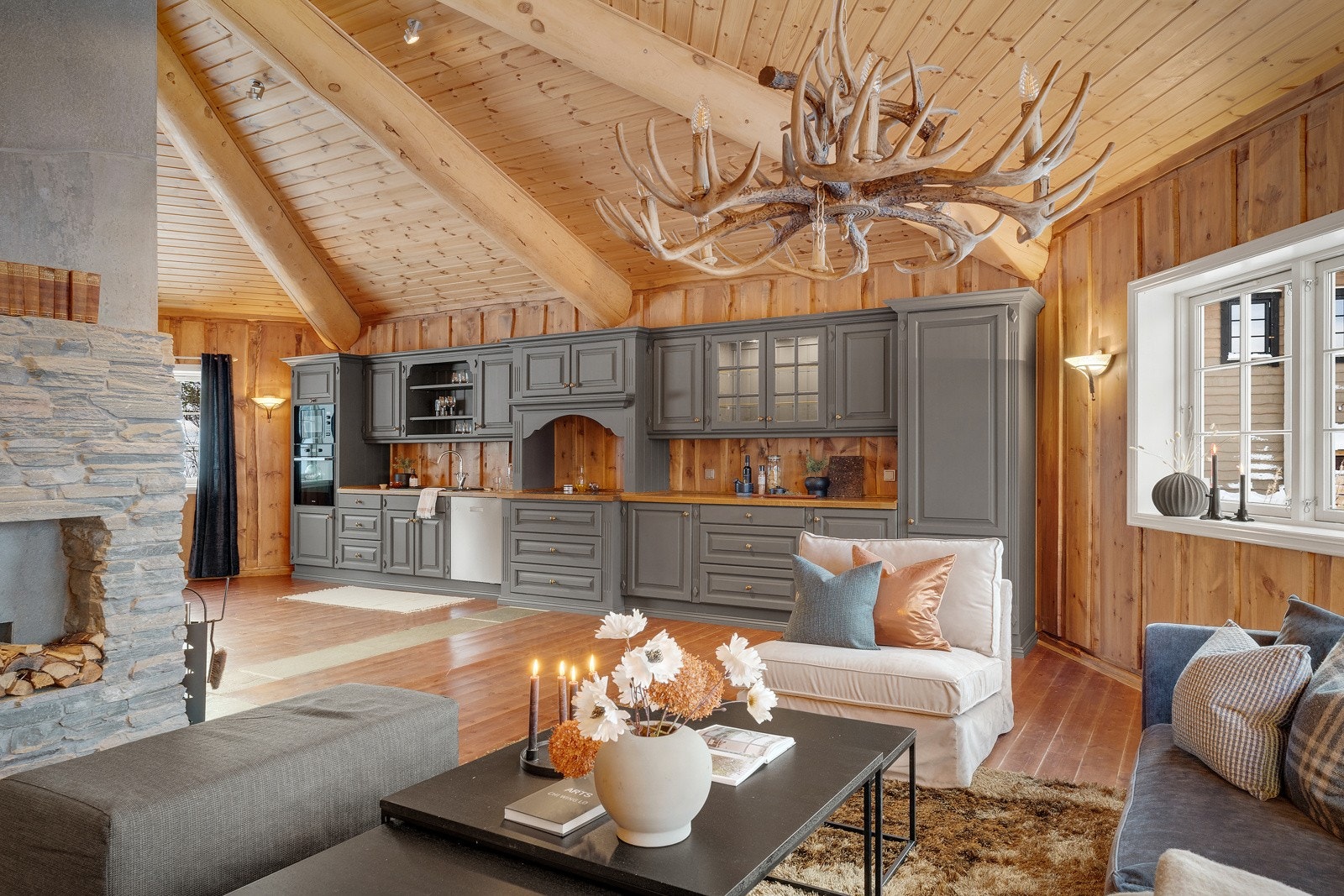 Kjøkken er et særpreg i seg selv og står i stil med hyttens senger og garderobeskap. Galleribilde