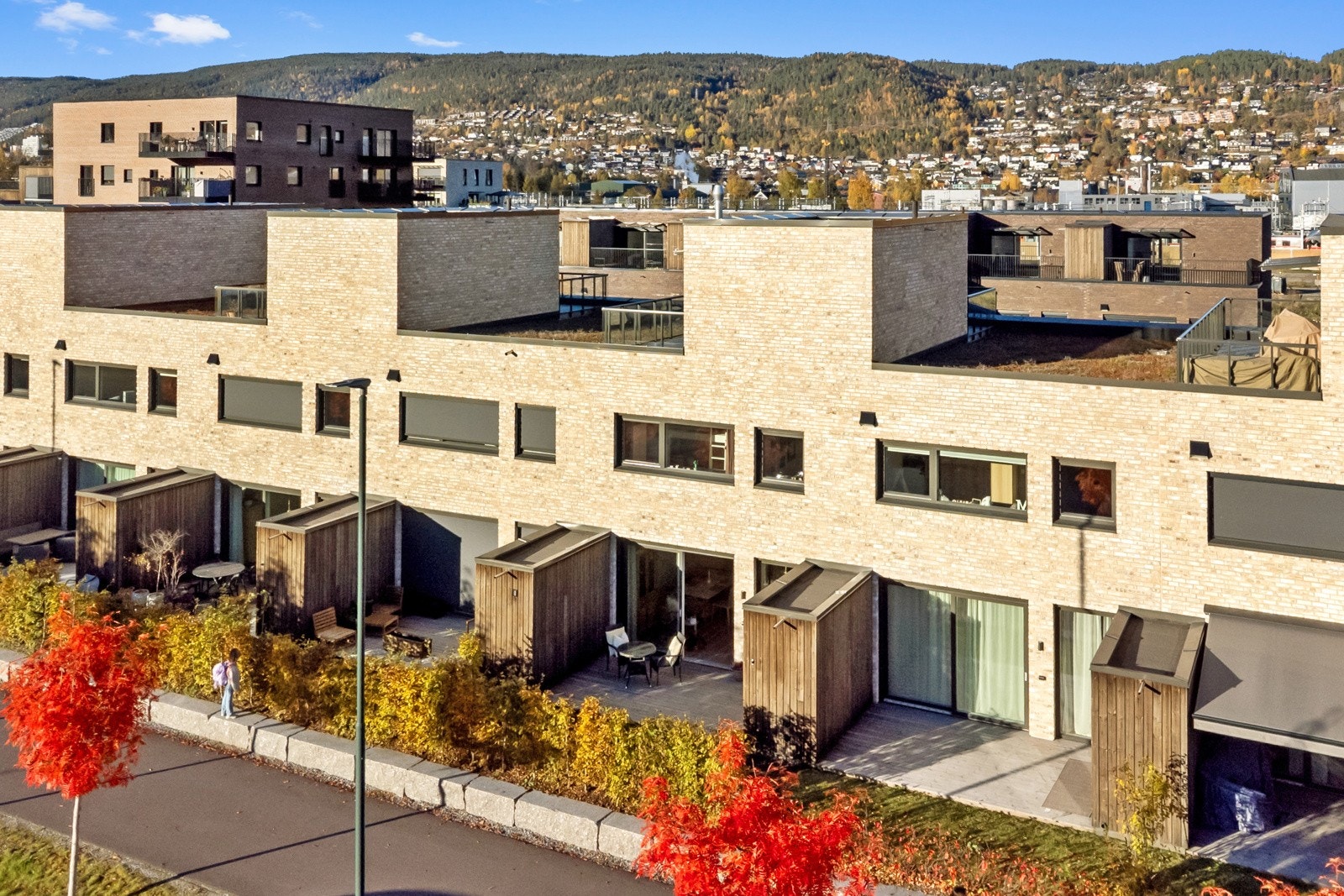 Private utearealer på to sider Galleribilde