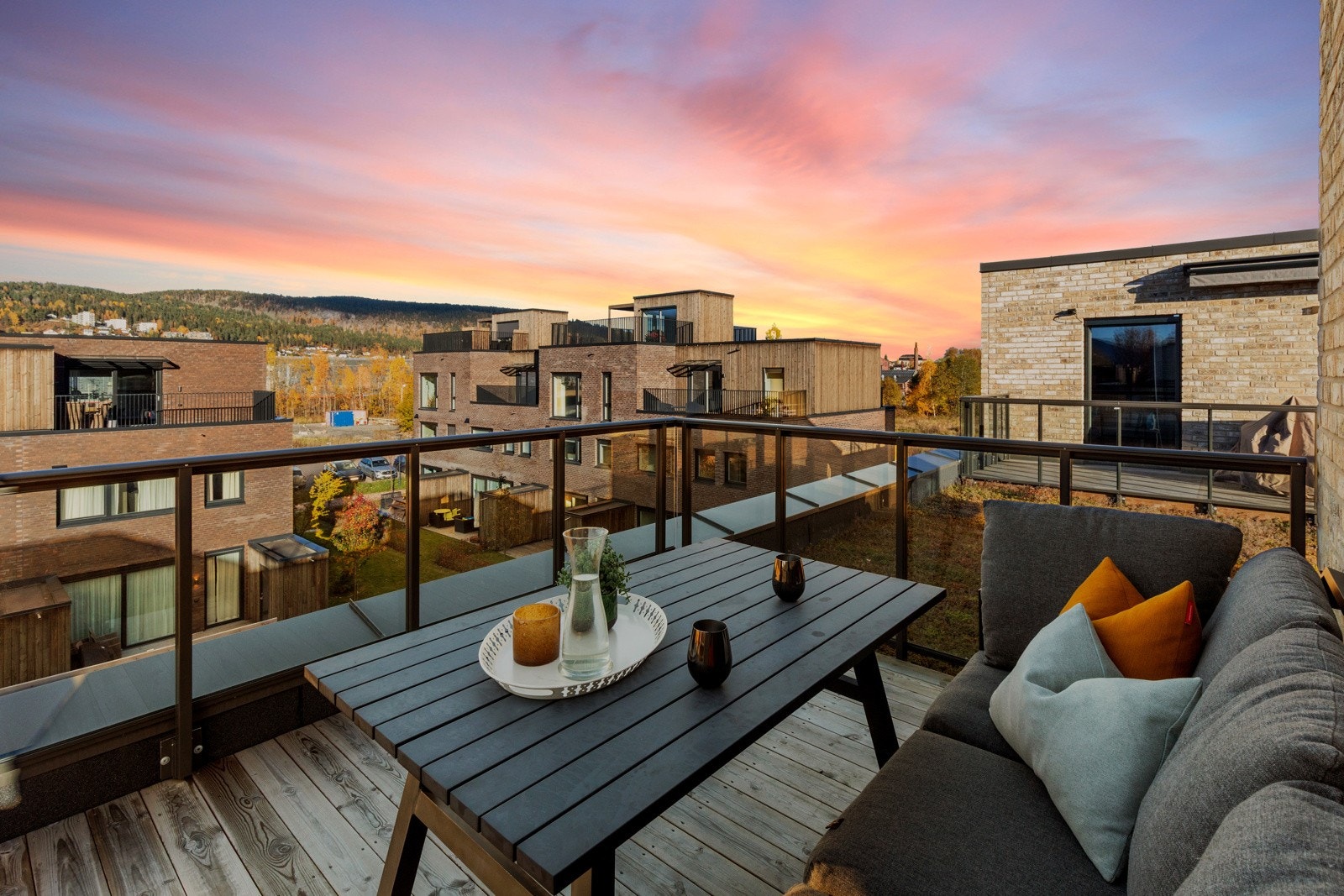 Hyggelig, privat takterrasse. På sommeren kan man nyte ettermiddagssolen som går ned bak Solbergfjellet Galleribilde