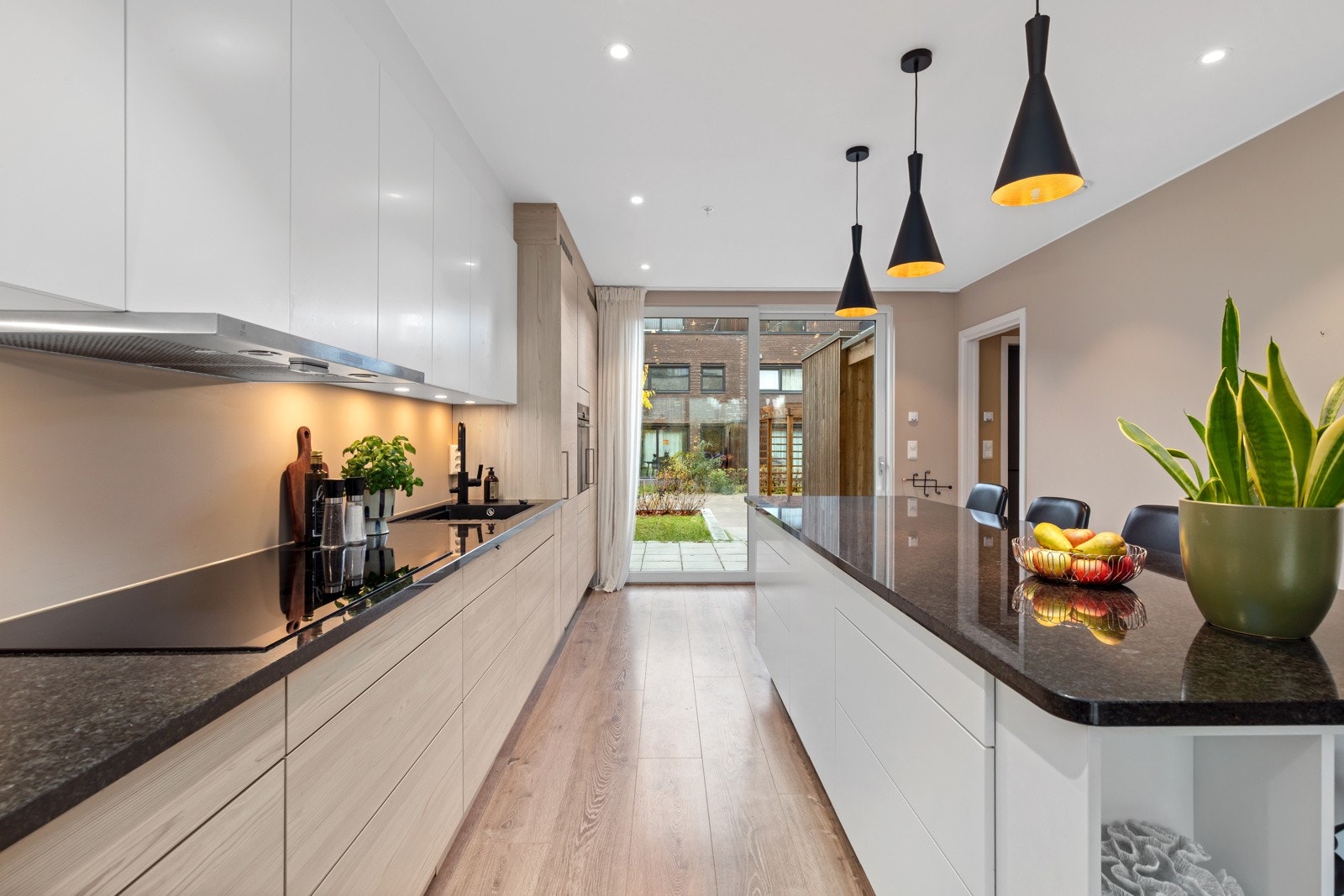 Påkostet nordisk kjøkken fra Sigdal, med 30 mm Black Pearl polert steinplate. Galleribilde