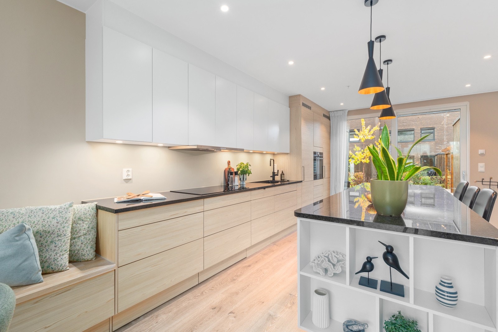 På kjøkkenet er det gjort et tilvalg som byttet ut kullfilter med avtrekksvifte Galleribilde