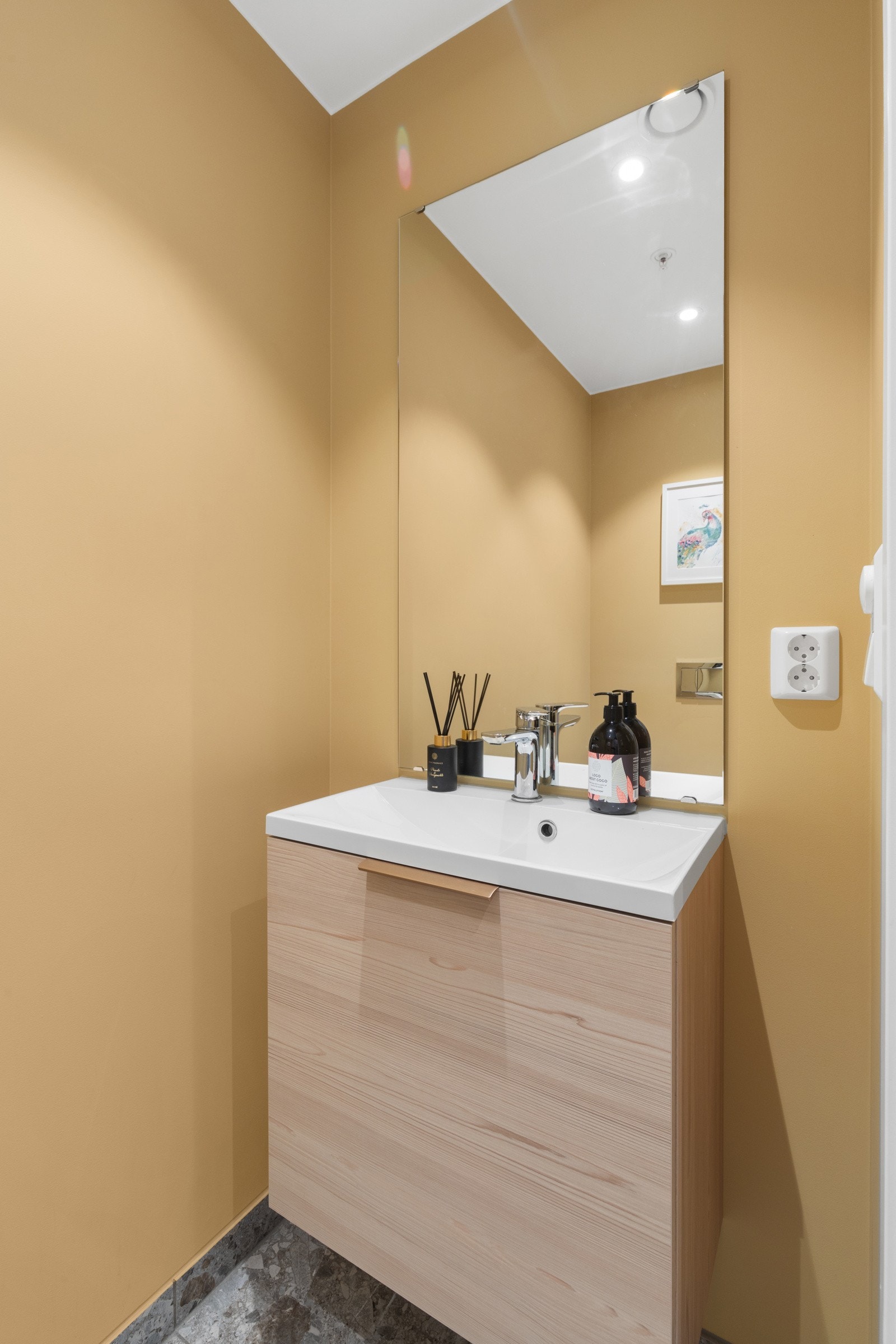 På toalettet er det gjort klart for mer belysning ved speilet Galleribilde