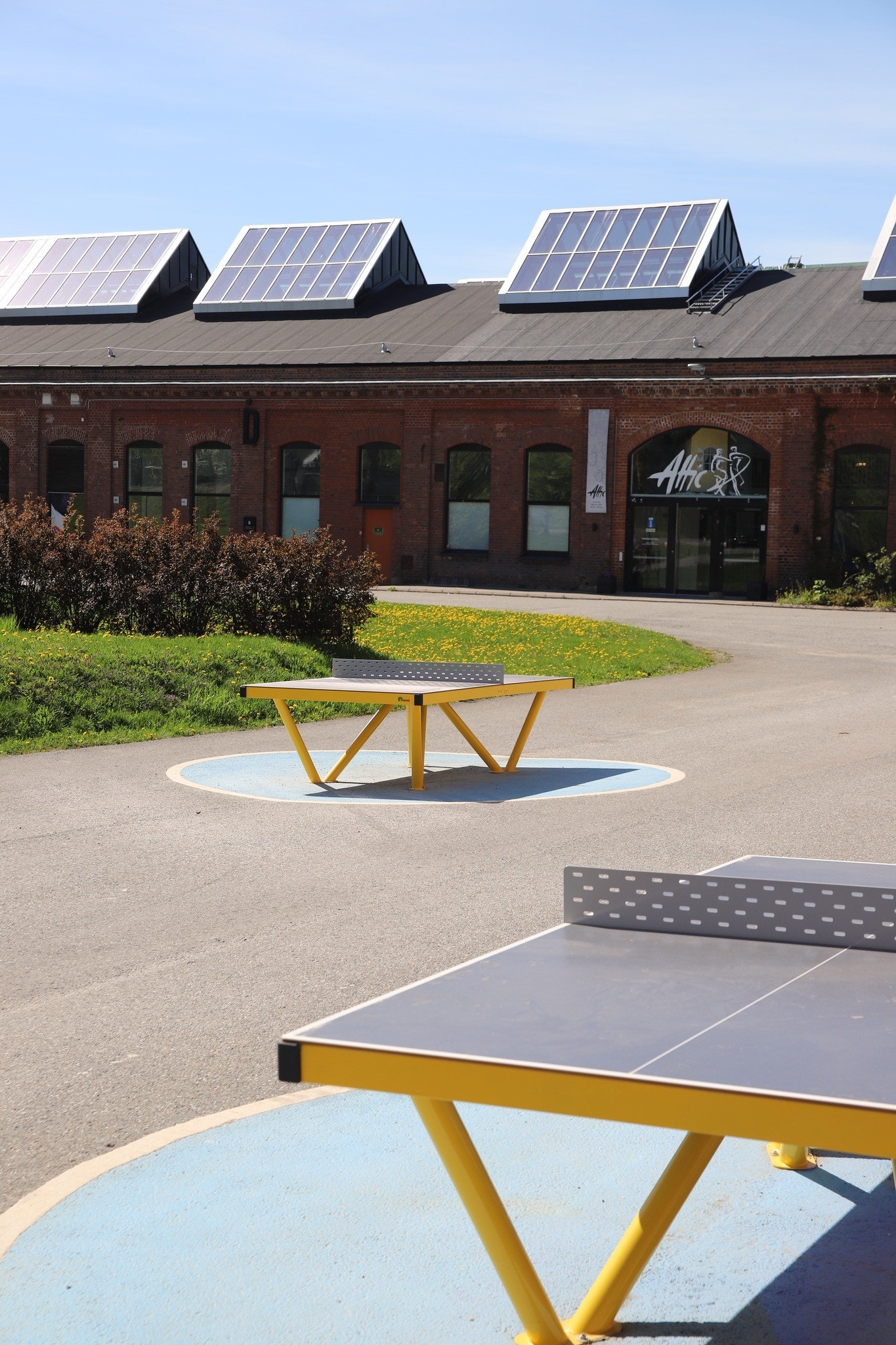 Sundland Verk med bordtennis ute Galleribilde