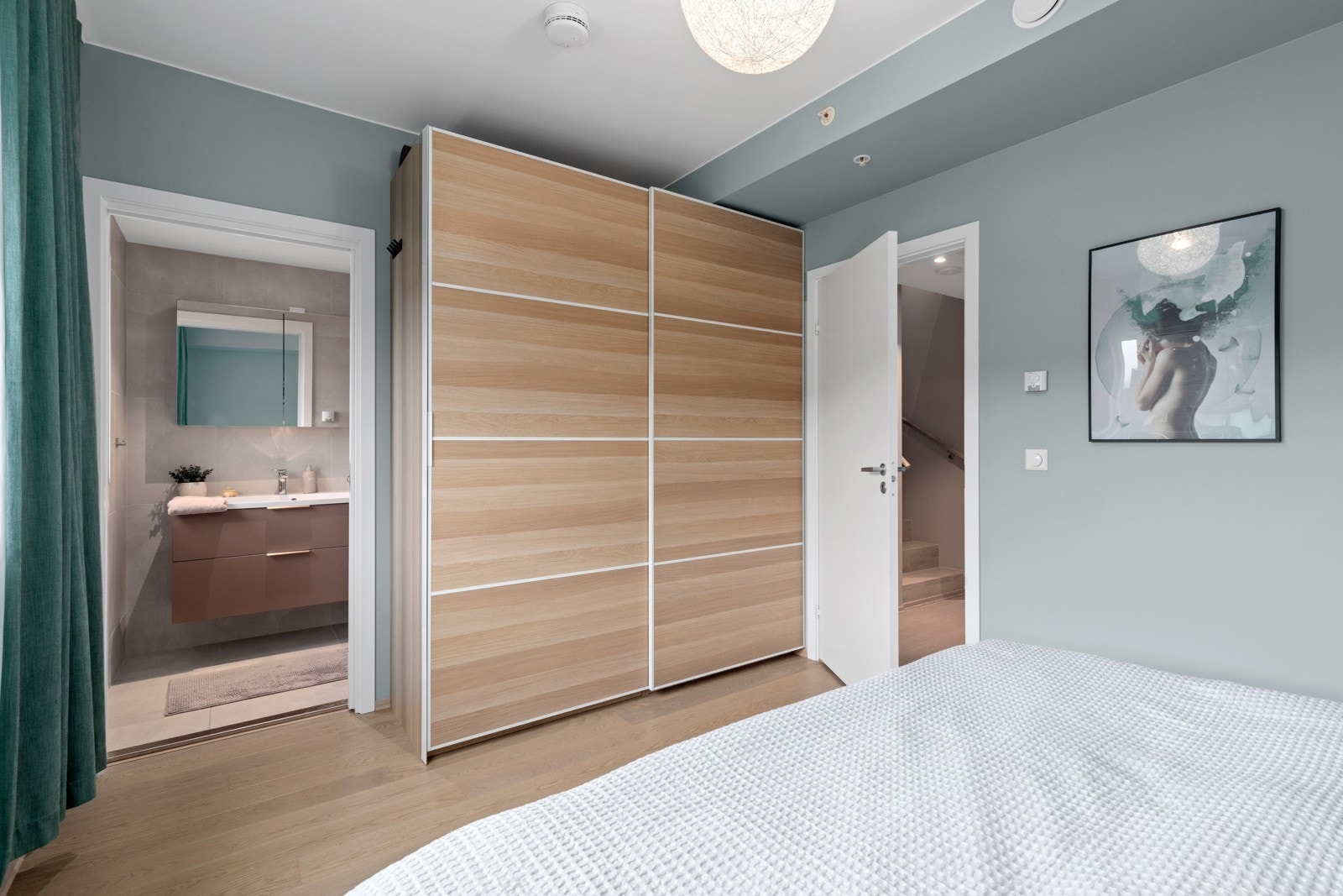 På hovedsoverommet er det gjort et tilvalg der sprinkelanlegget er flyttet til under døren noe som gir mulighet for et høyere garderobeskap Galleribilde