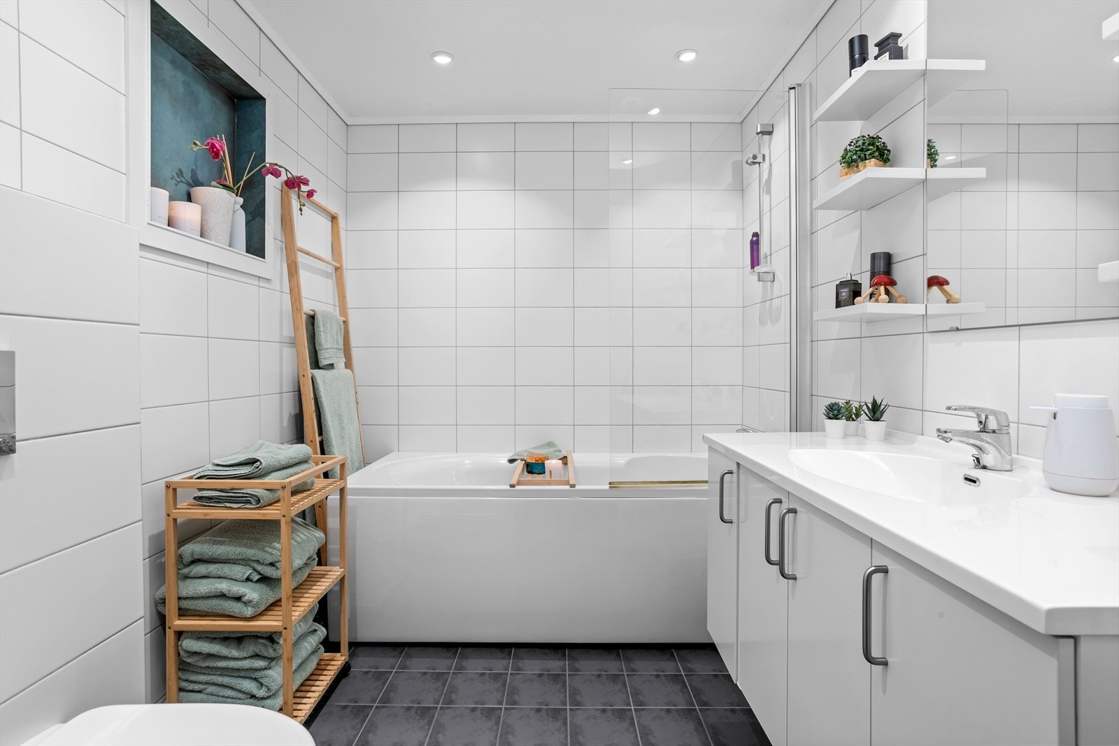 Baderommet i 2. etasje har en flott plassering, sentralt plassert i kort avtand fra de fire soverommene i etasjen. Inngangen er fra sove-/baderomsgangen. Integrerte LED-downlights i taket sørger for godt med lys i velværerommet! Galleribilde