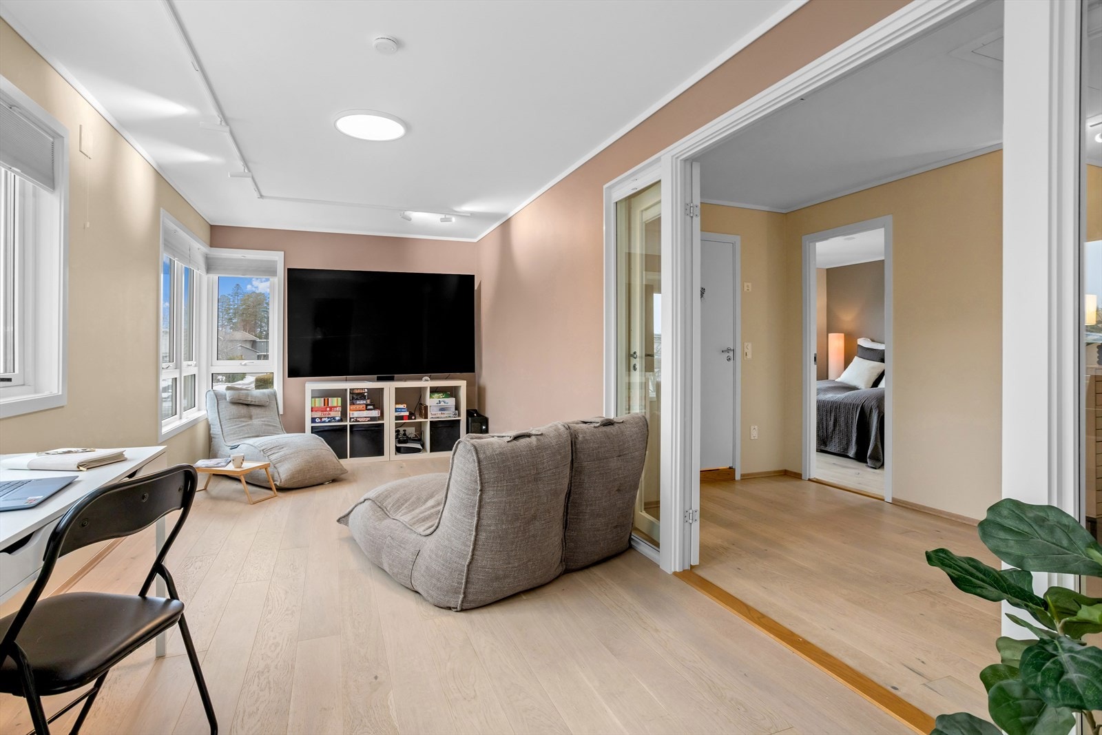 Stuen i 2. etasje er utvidet/tilbygget i 2023. Dette rommet er stort og deilig, og fungerer ypperlig som både TV-stue, leke-/aktivitetsrom og ikke minst som et rom skjermet fra hovedoppholdsrommene i 1. etasje. Galleribilde