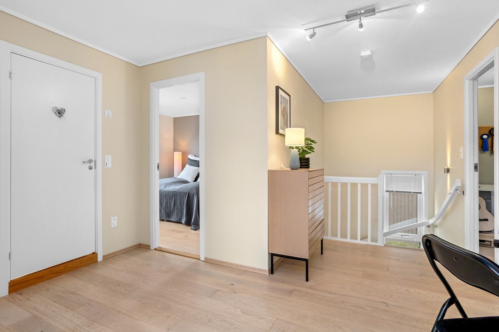 Fra sove-/baderomsgangen er det nedtrekkbar villetrapp til inspeksjonsloft. Galleribilde