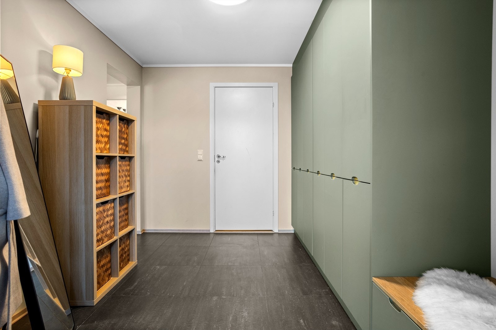 Ytterklær og skotøy kan ryddes pent vekk i rommets nye og takhøye garderobesystem fra 2023 som gir en flott karakter til rommet! Garderoben er pent plassbygget langs hele langveggen i rommet. Galleribilde