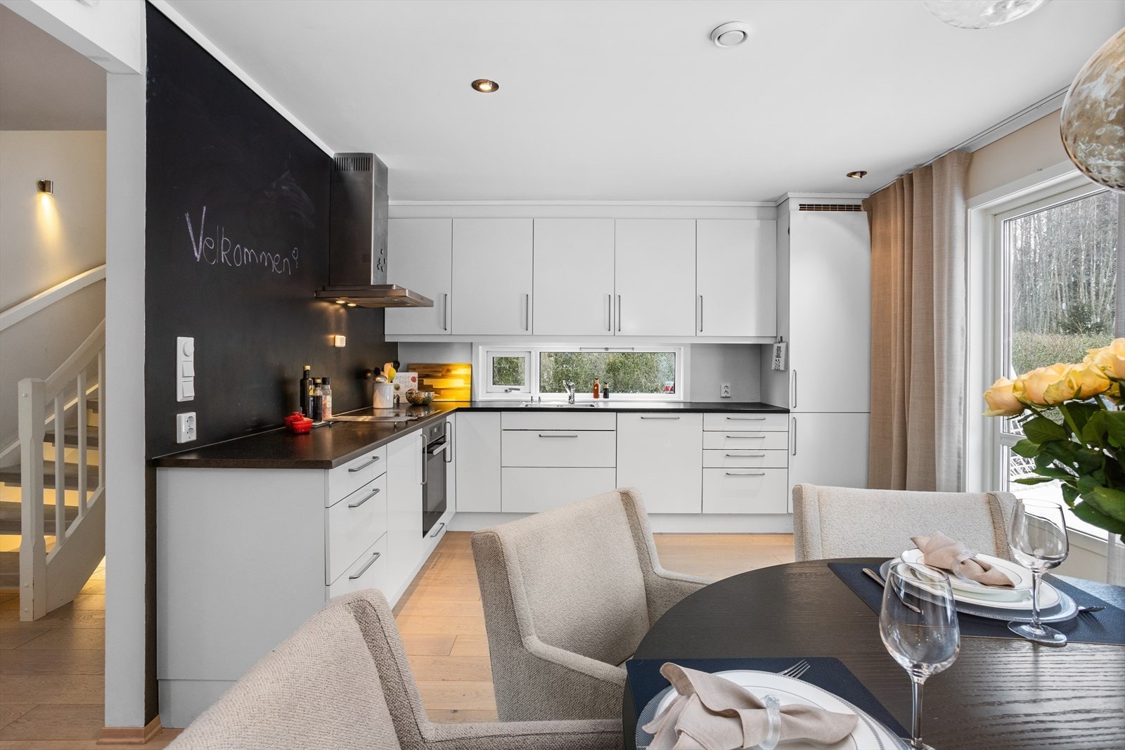 En stavs lyse eikeparkettgulv fra 2022 og 2023 i alle rom som ikke er flislagt Galleribilde