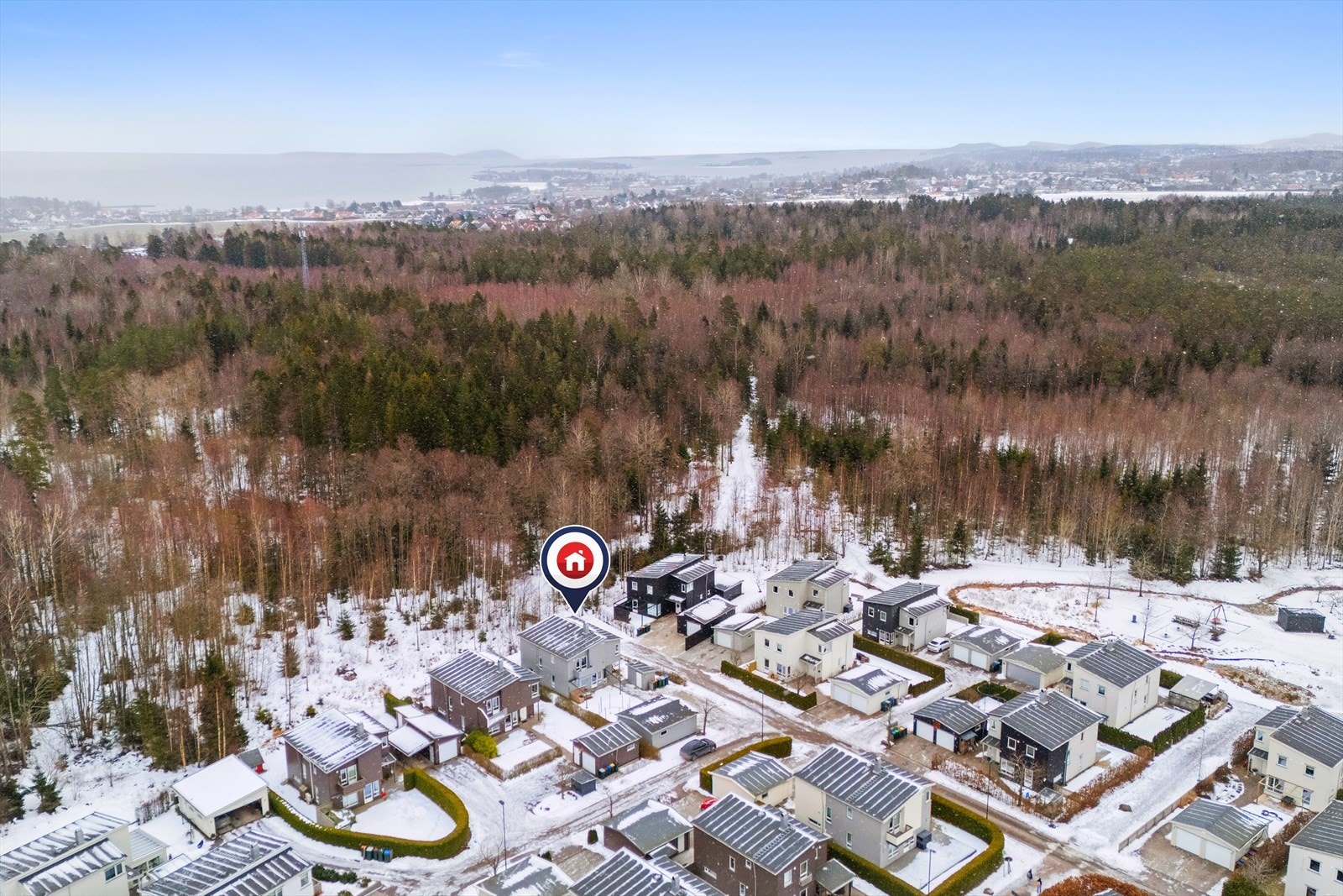 På en svært solrik, godt skjermet og pent anlagt hagetomt (ende-/hjørnetomt), kan drømmen om en lettstelt og moderne enebolig med nærhet til sjøen, kort vei til skoler/barnehager og flotte solforhold oppfylles. Galleribilde