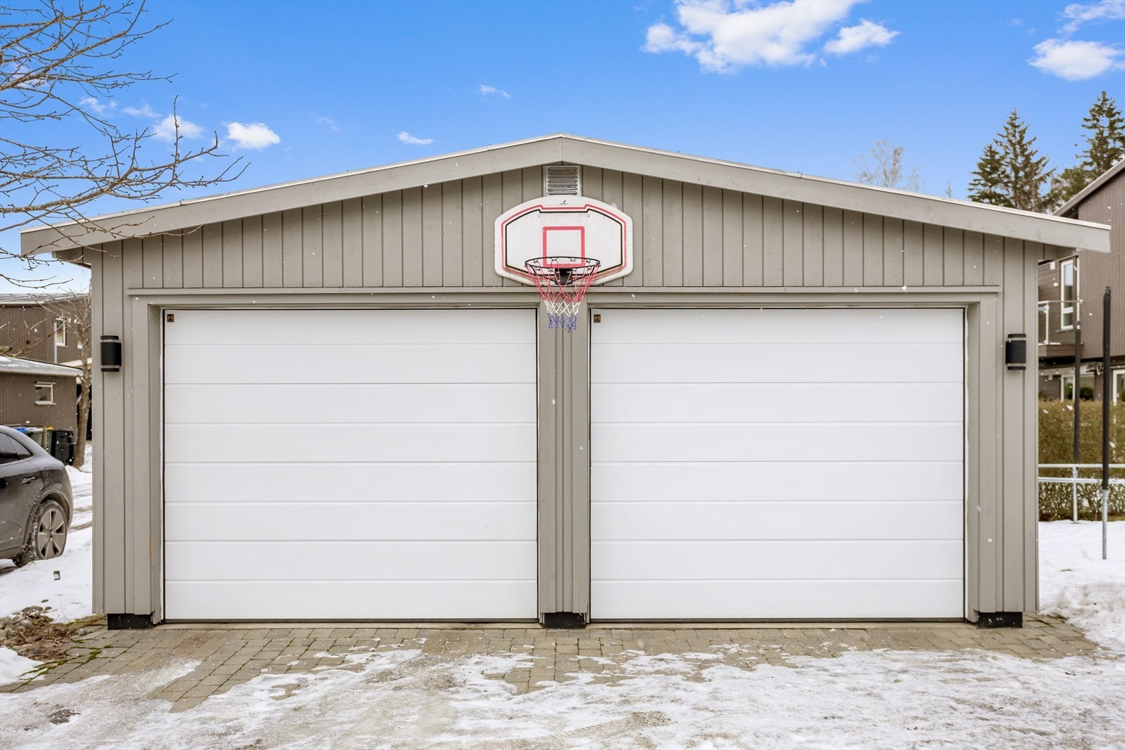 Garasjen har videre en praktisk sideinngang, i retning huset. Det er innvendig støpt betonggulv, innlagt lys/strøm og vinduer. I garasjen er det innlagt 3-fas. Det medfølger 2 stk. el-bil ladere fra Tesla. Galleribilde