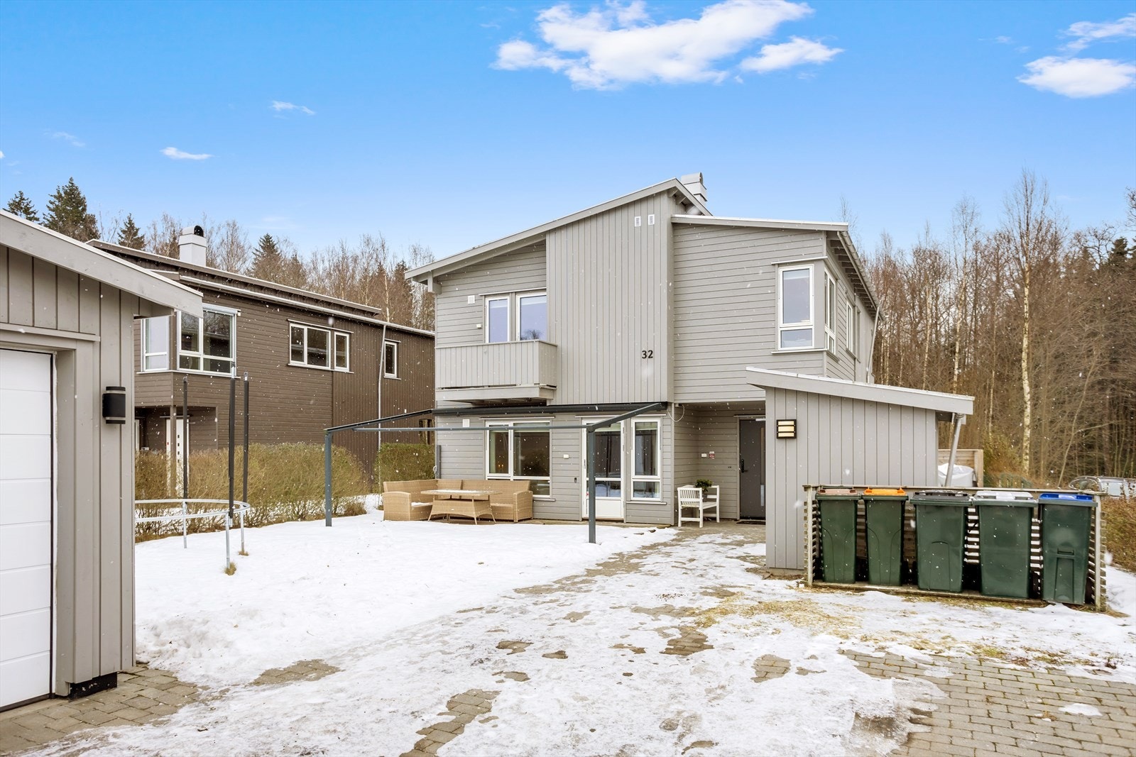 Det er lettstelte løsninger opparbeidet med gressplen og ikke minst den flotte og store gårdsplassen som er steinlagt for lettvint vedlikehold. Adkomstpartier og gangvei frem til husets hovedinngangsdør er også steinlagt. Galleribilde