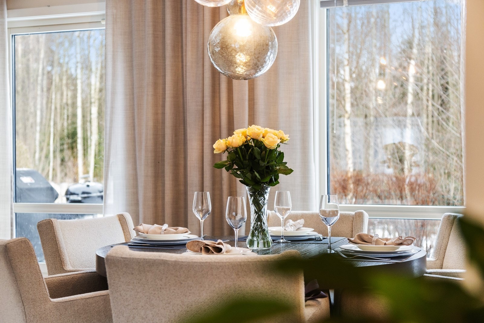 Man kan trygt si at kjøkkenet er et av hjemmets naturlige samlingspunkt med sin nærhet til stuesonene i huset og ikke minst rommets gode plass for spisestuemøbler som rommer god plass for hyggelige samlinger. Galleribilde