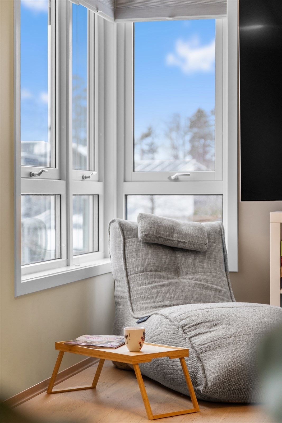 Vinduer som møter hverandre i hjørner gir en flott karakter til flere av husets rom Galleribilde