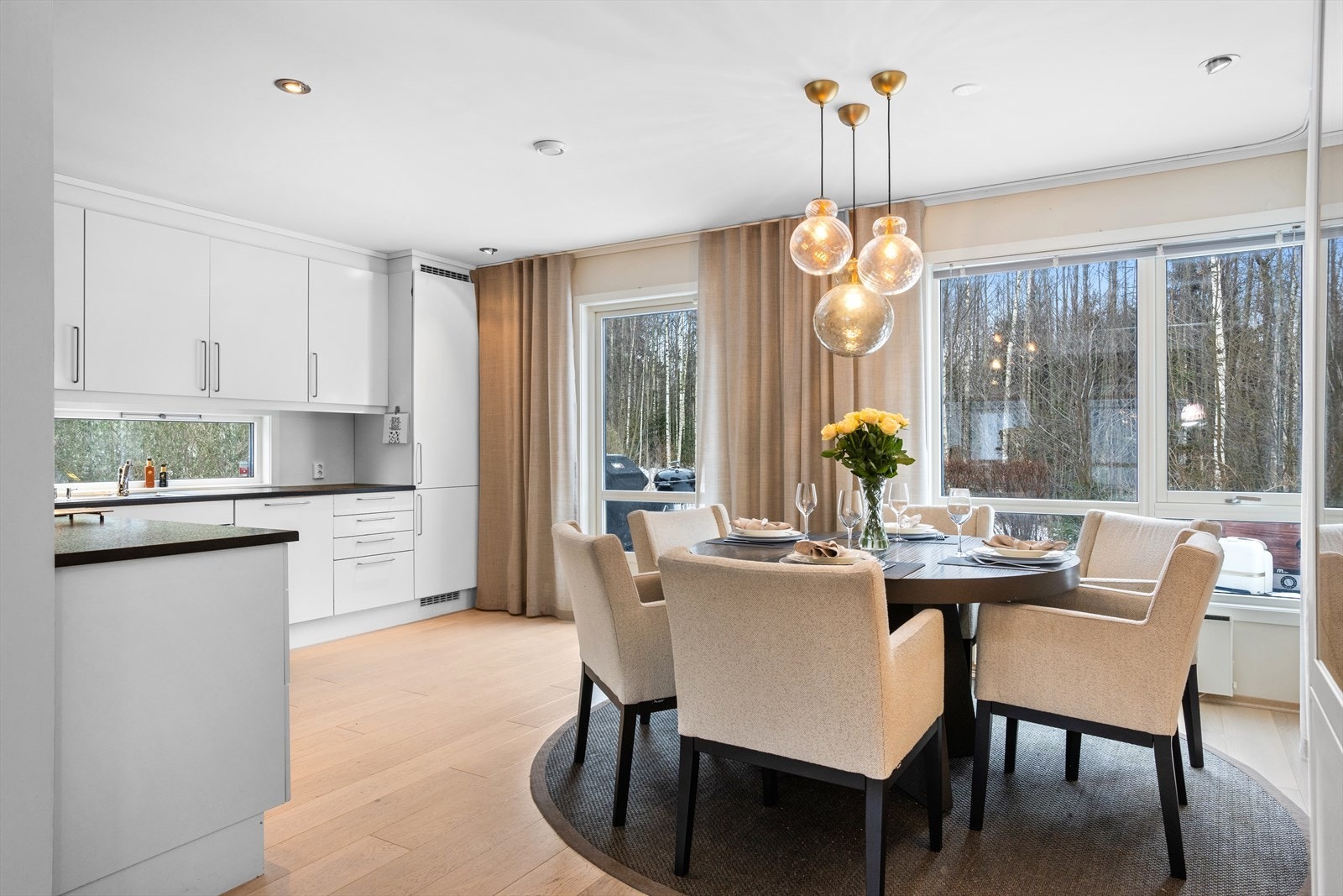 Romslig kjøkken med spisetueavdeling og utgang til terrasser mot syd og øst Galleribilde