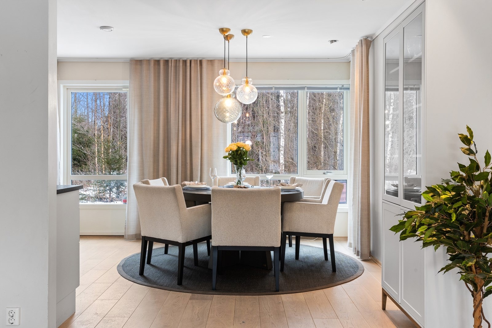 De store vindusarrangementene gjør blant annet at man har fin nærhet til terrassen mot øst og syd. Galleribilde