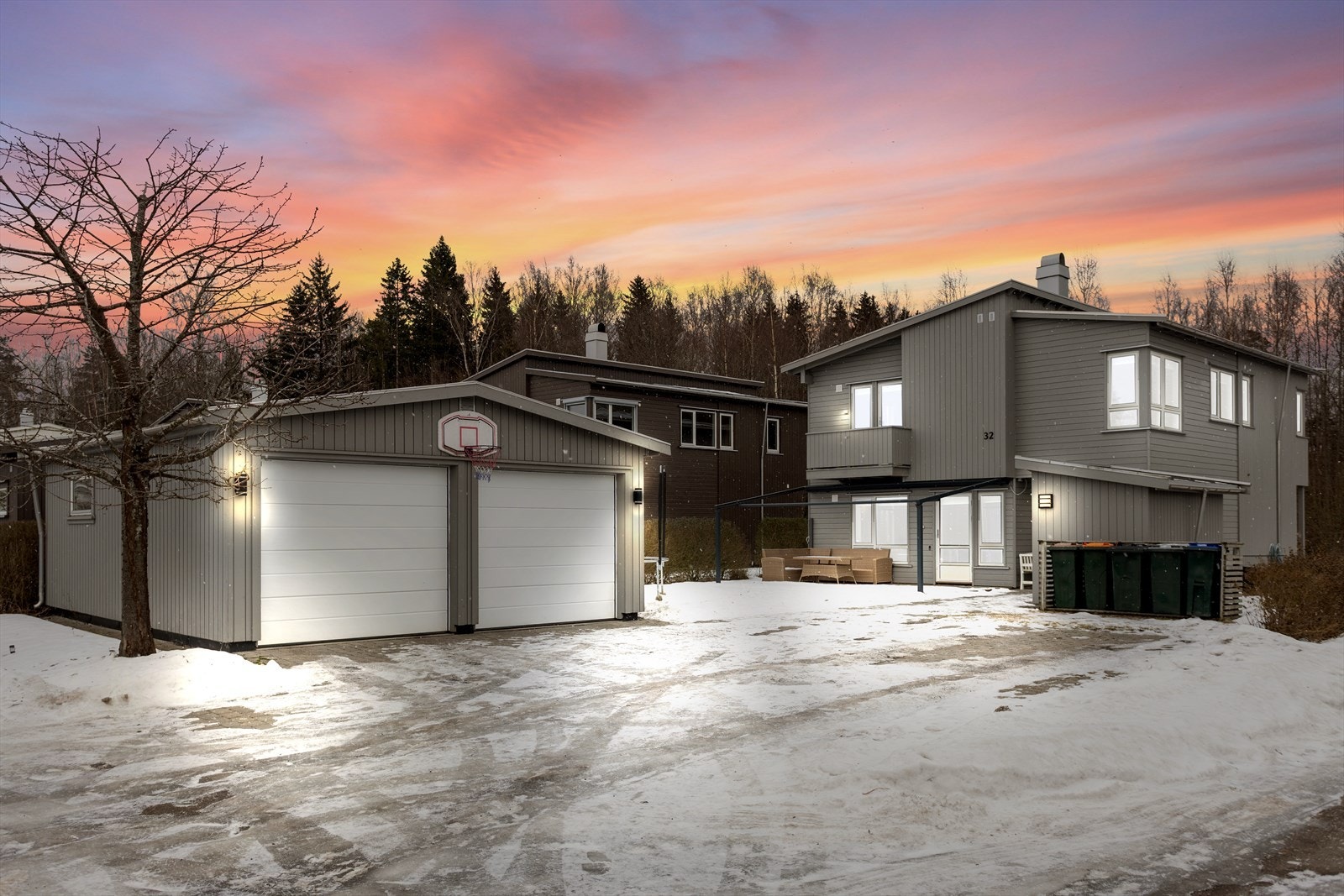 Eiendommen ligger som ende-/hjørnetomt, hvilket gjør den ekstra "lys og luftig". Solrik, usjenert og pent opparbeidet hagetomt med god boltreplass for store og små. Galleribilde