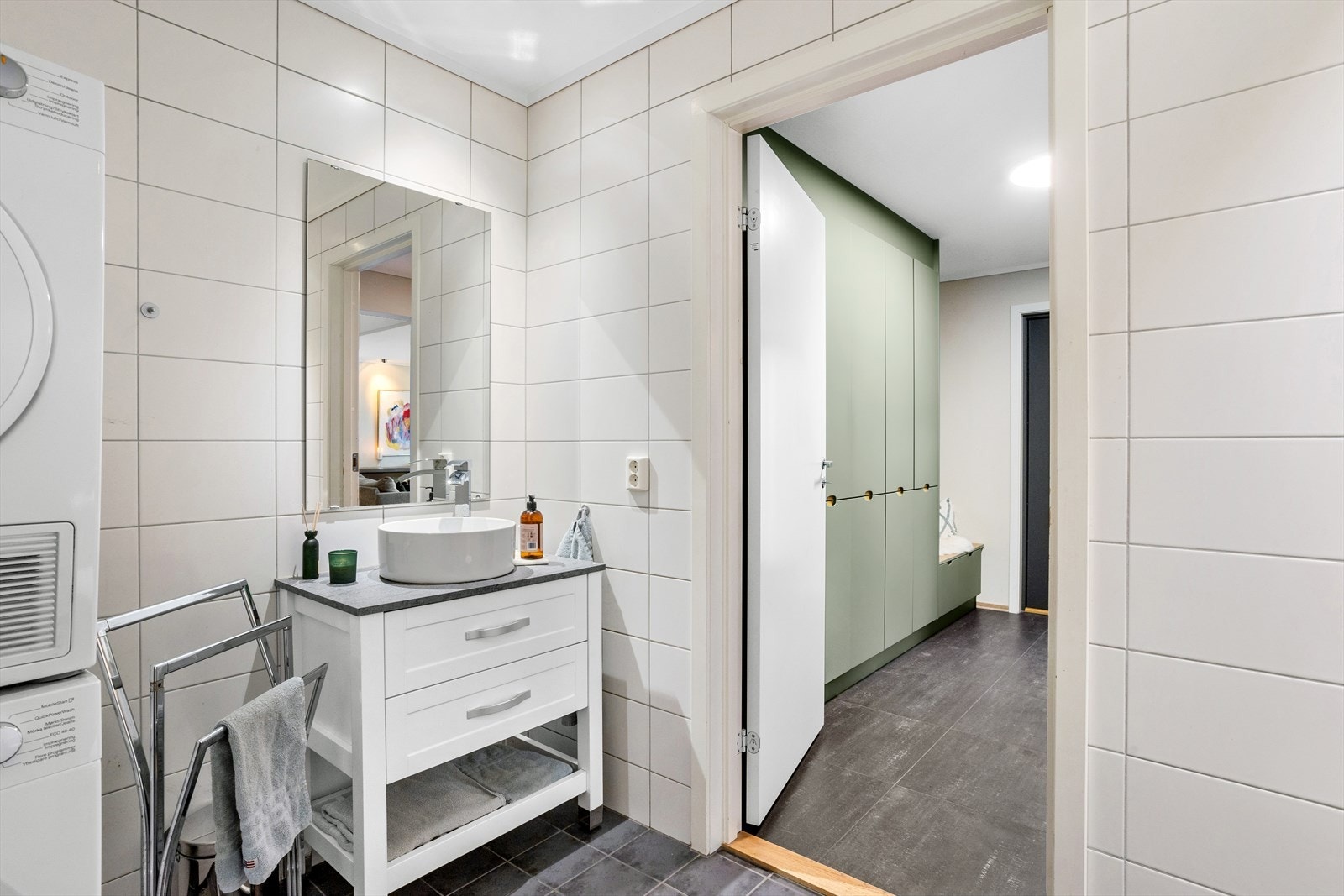 Baderomsinnredningen består av servantskap med dobbelt underskap med kolonialskuffer og overliggende skålservant. Til siden for denne er det dobbel stikkontakt. Kolonialskuffene gjør det enkelt å holde god oversikt. Galleribilde