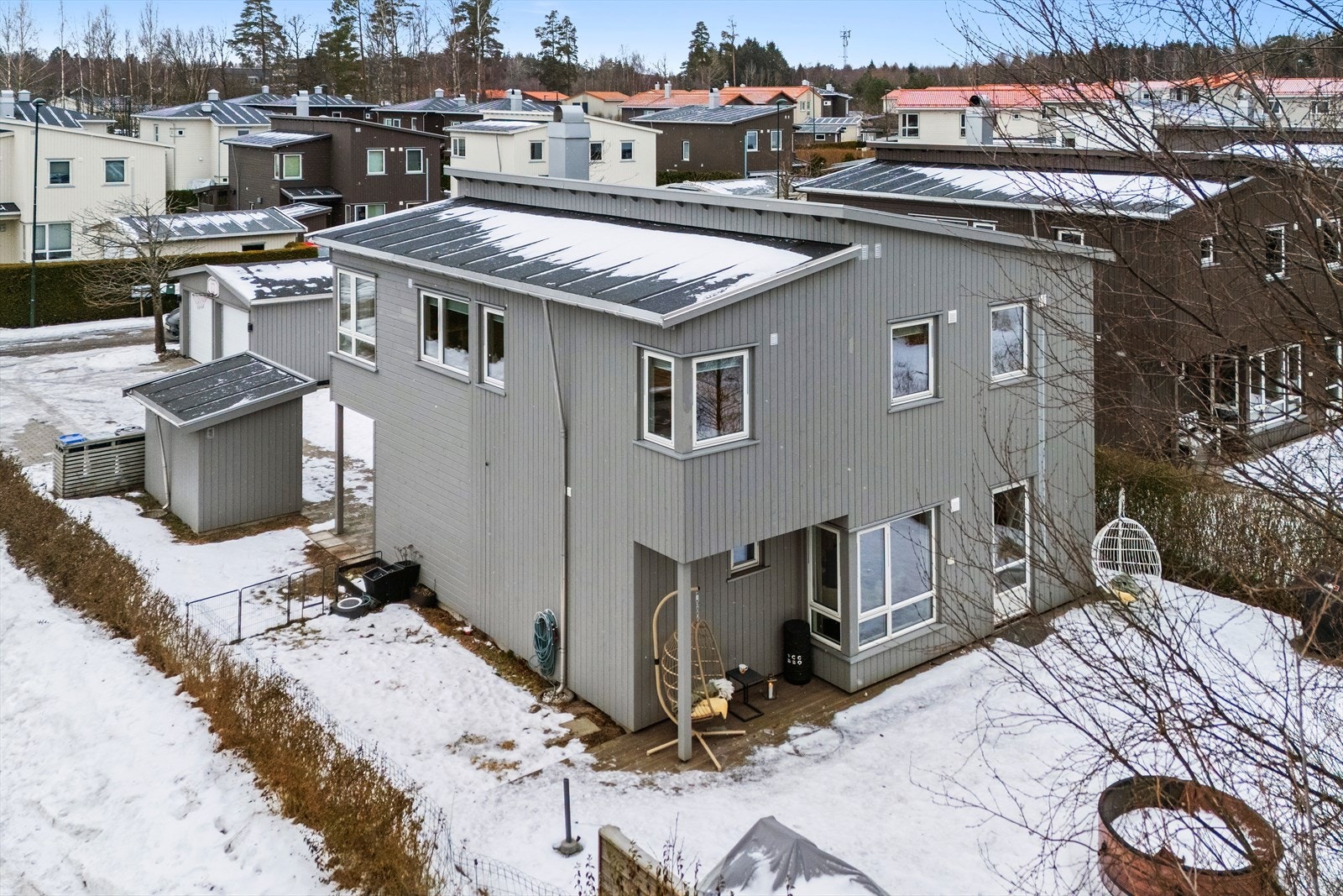 Husets plassering, tilbaketrukket på tomta mot nord-øst, gir en åpen, solrik sør- og vestvendt tumleplass hvor hagen og flotte uteplasser innbyr til alt fra alt til lek og moro for barn til store familie-/venneselskap. Galleribilde