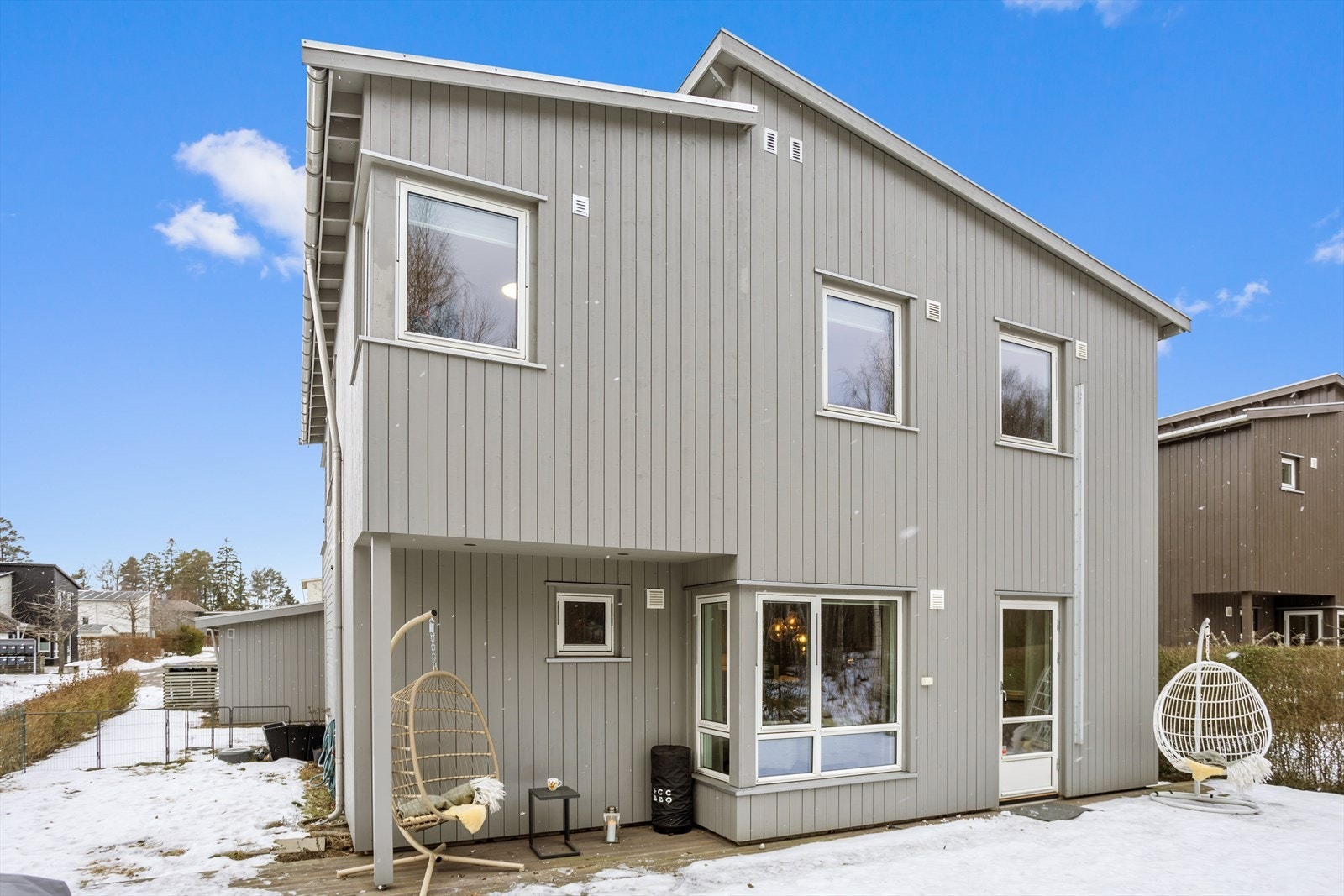 Flere steder sitter man usjenert og man kan nyte lange soldager i sommerhalvåret. Galleribilde