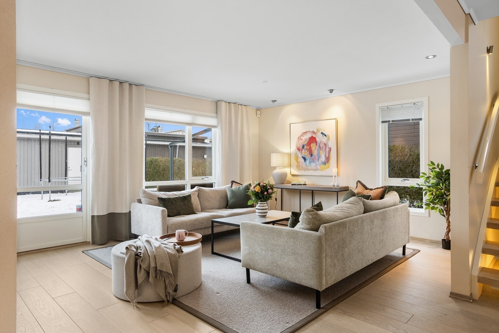 Også i dette rommet er det store og dype vinduer, hovedsakelig mot vest. Det er også ett vindu mot nord. På samme vis som på kjøkkenet gir de høyreiste vinduene herlig lysinnfall av naturlig lys og ikke minst moderne og flott detalj til hjemmet! Galleribilde