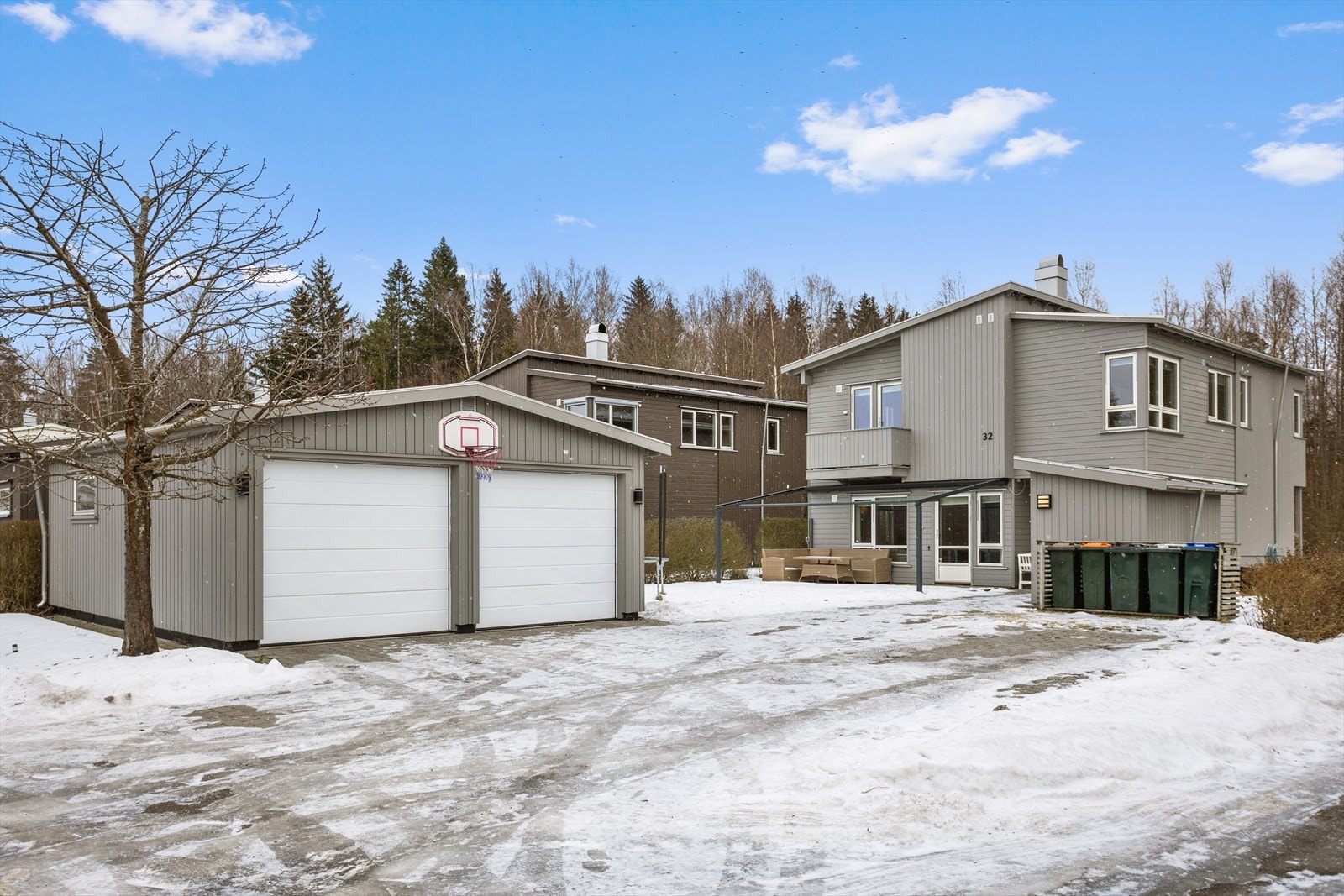 På vegne av eier av eiendommen og Eiendomsmegler 1 ved eiendomsmegler Jesper Snekkestad ønskes det velkommen til Sevjeveien 32 på Ringshaug/Basbergrønningen. Foto: Eiendomsfoto AS. Galleribilde