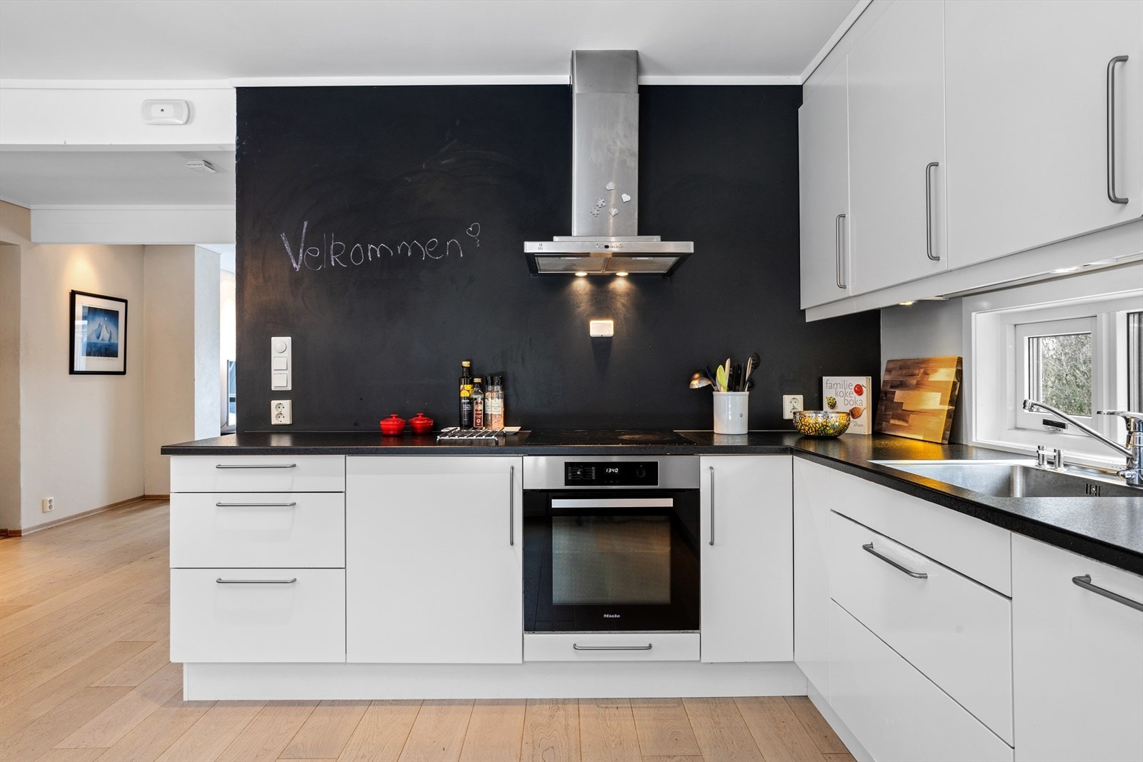 Kjøkkenet er innredet med et moderne, men likevel klassisk og stilrent kjøkken med flere fine detaljer. Innholdsrikt kjøkken med innredning fra tradisjonsrike Sigdal. Galleribilde