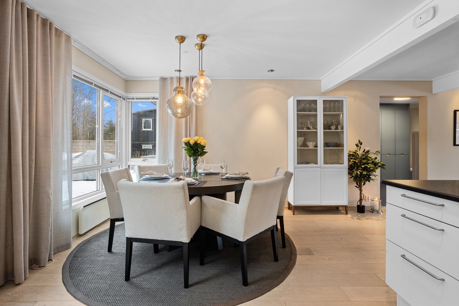 Man kan trygt si at kjøkkenet er et av hjemmets naturlige samlingspunkt med sin nærhet til stuesonene i huset og ikke minst rommets gode plass for spisestuemøbler som rommer god plass for hyggelige samlinger. Galleribilde