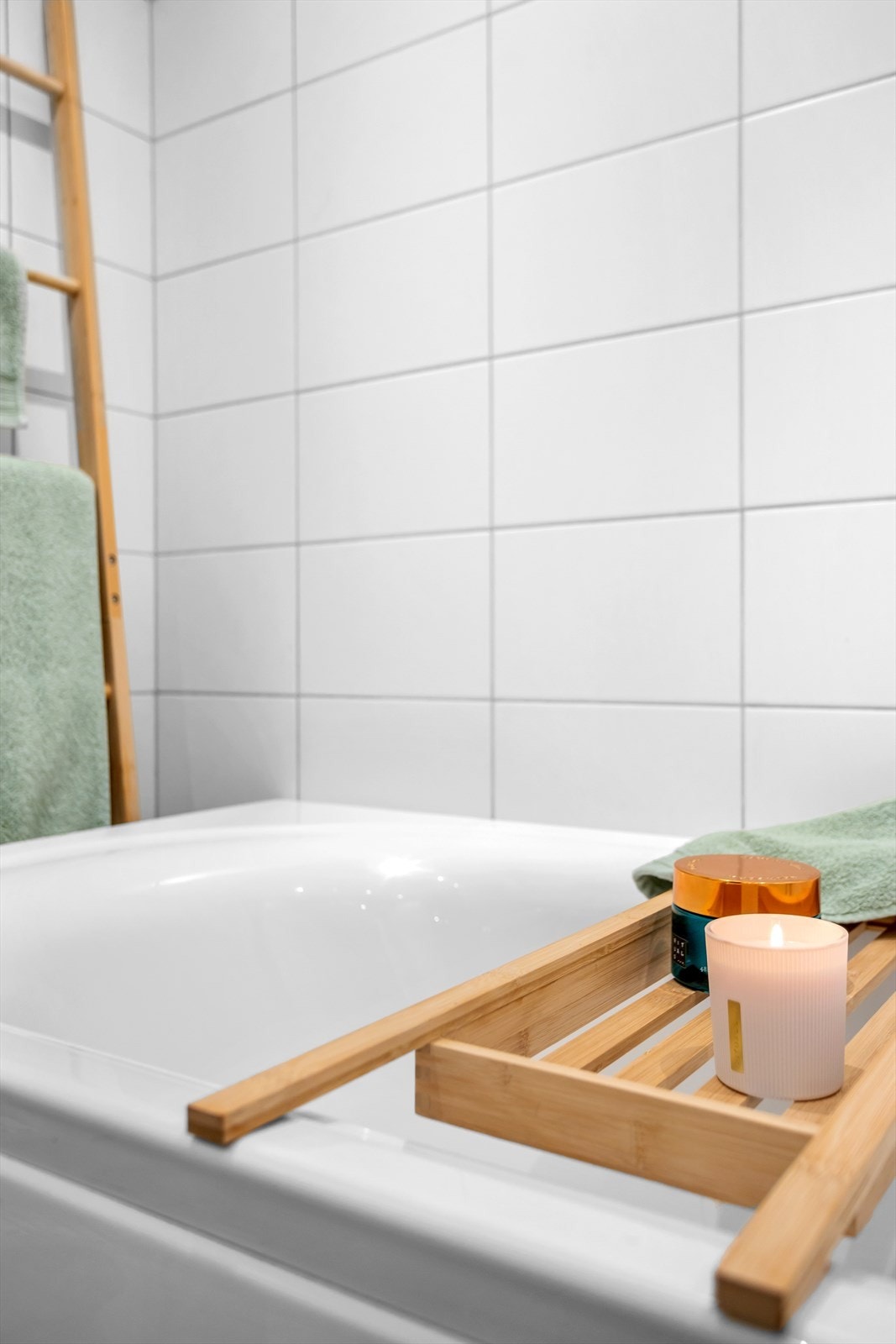 Innerst i rommet finner man badekar med tilknyttet dusjløsning med dør av herdet glass. I badekaret kan man velge om man vil ta seg et varmt bad og en time-out eller en god og varm dusj! Galleribilde