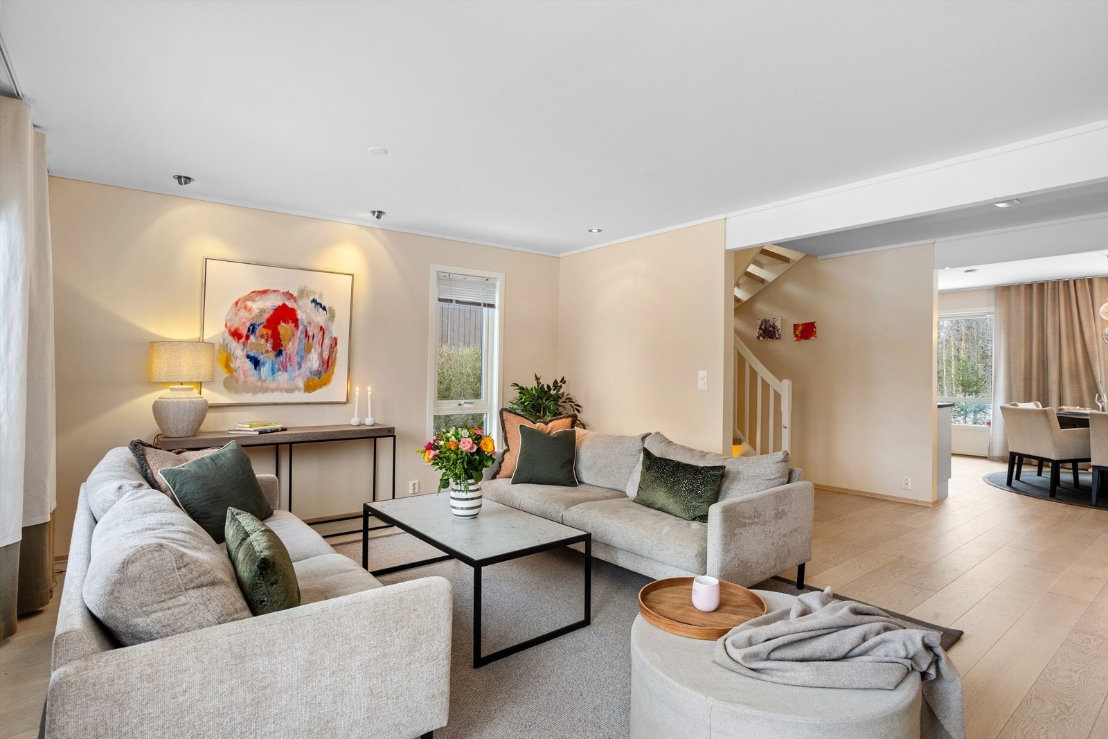 Romslig STUE med utgang til hage og terrasse i vest. Galleribilde