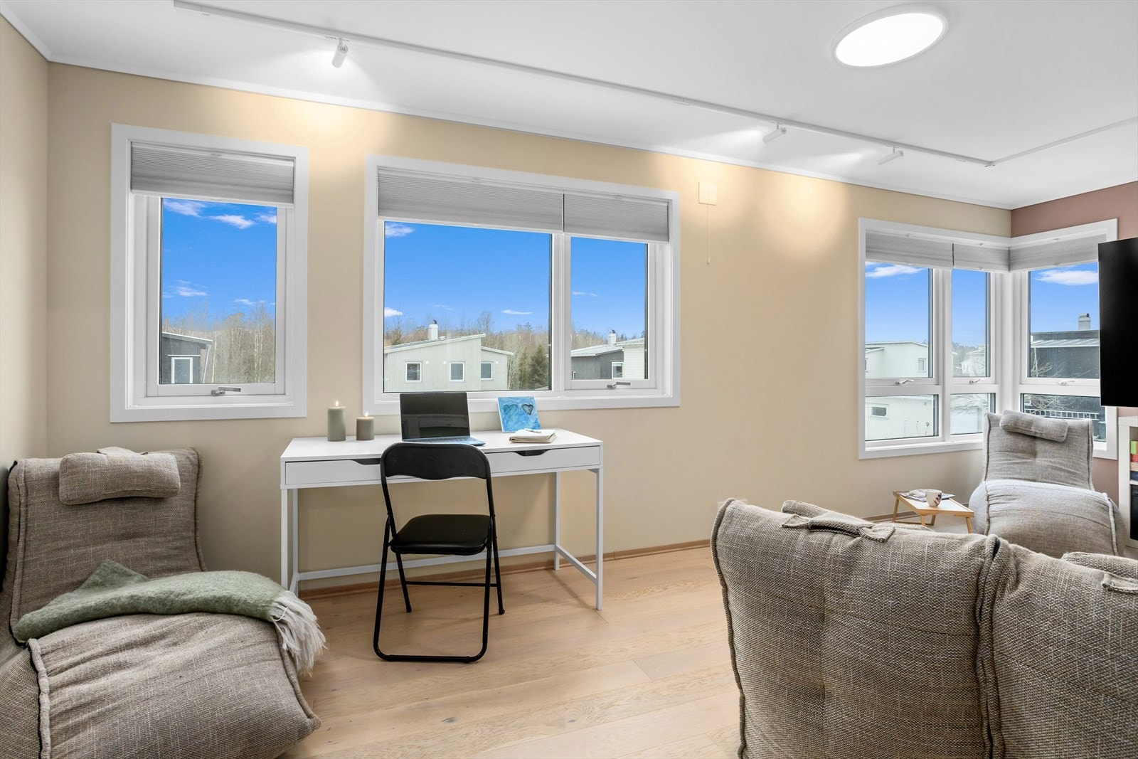 Stuen ligger innenfor sove-/baderomsgangen i etasjen, lyst og strategisk plassert. Galleribilde