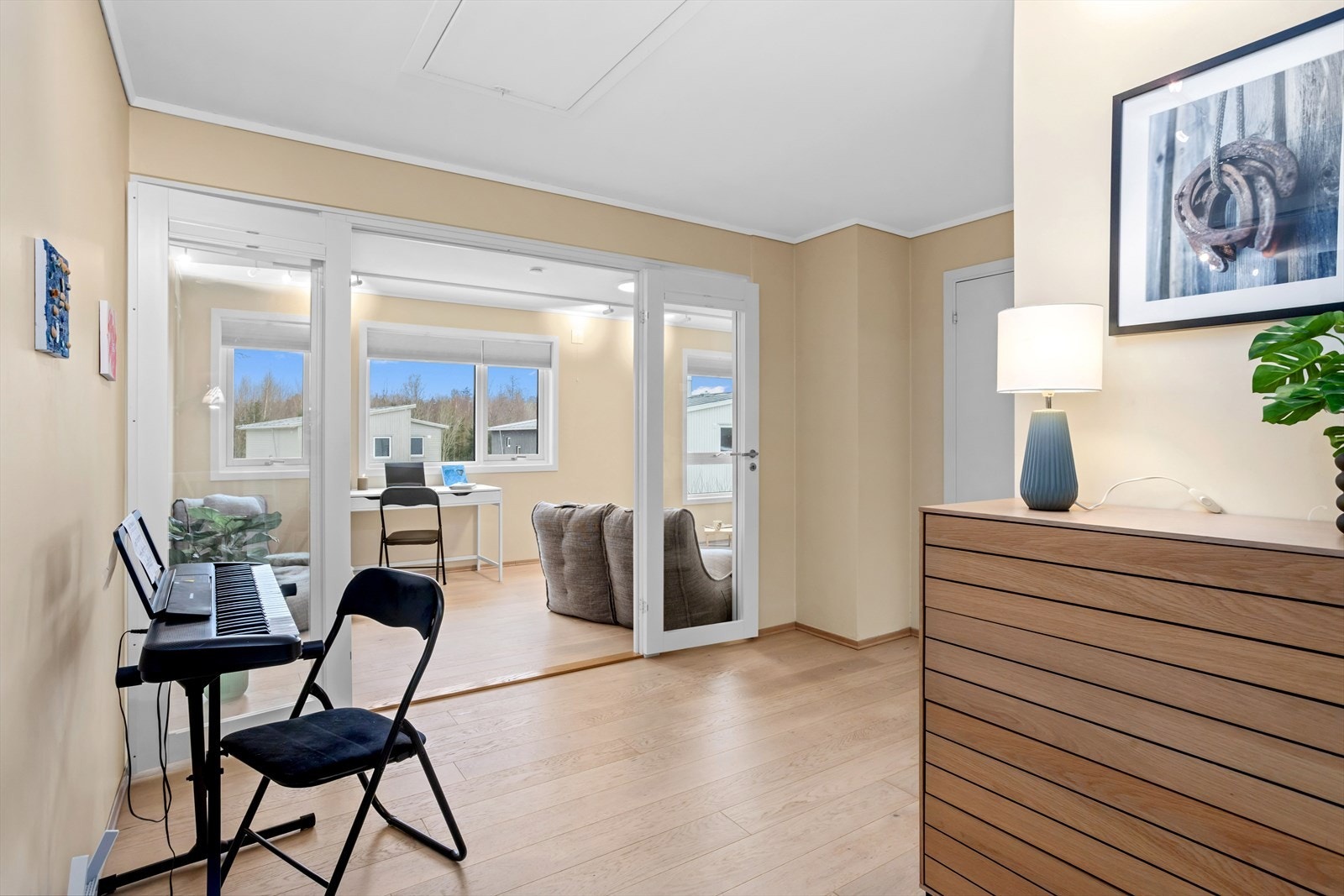 Stuen er flott forbundet med sove-/baderomsgangen, og dobbel glassdør og noe glassvegg gjør at disse to rommene ligger i en flott og åpen sammenheng med hverandre. Galleribilde