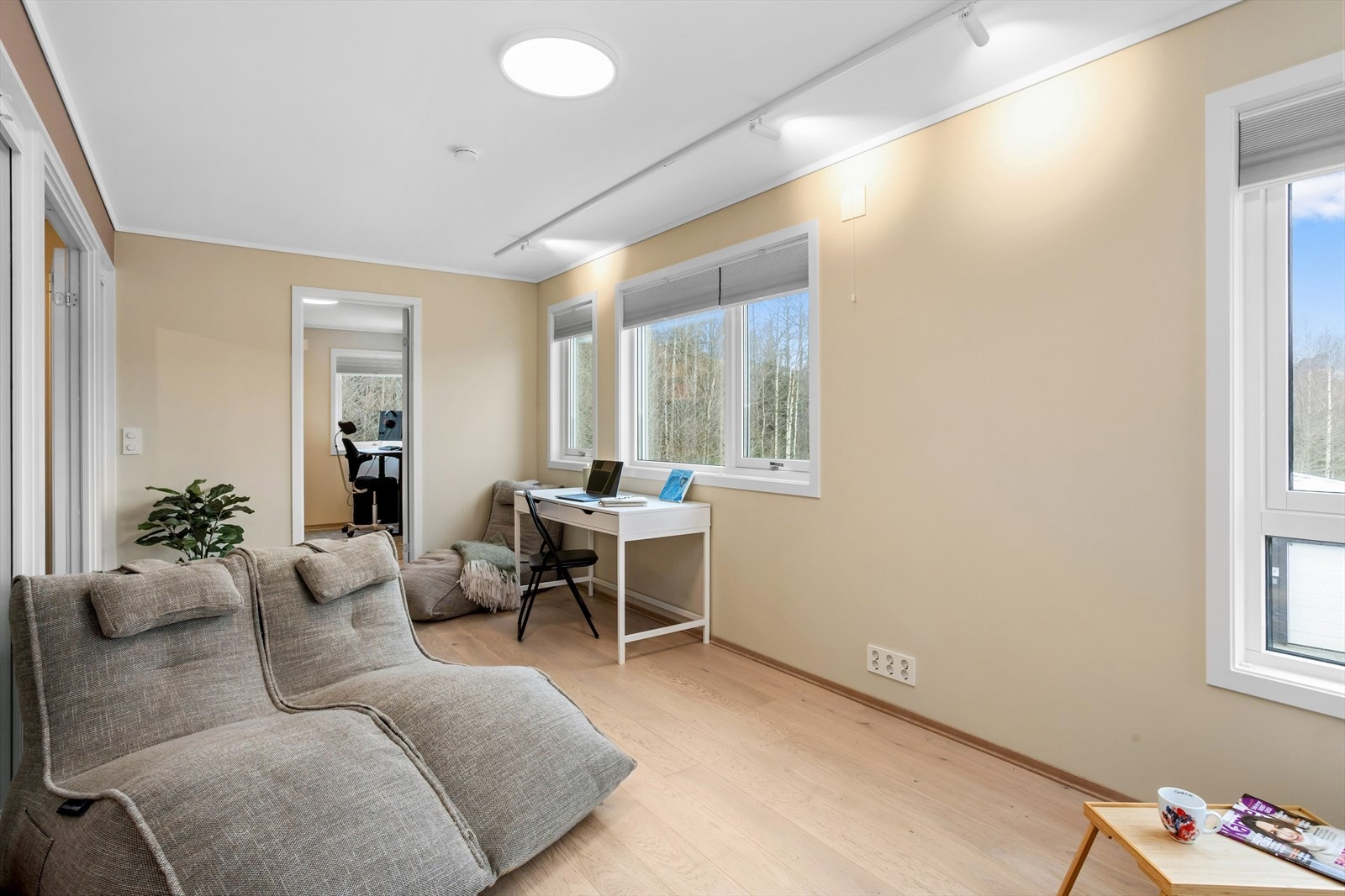 Store vinduer, hovedsakelig mot syd gjør rommet åpent og trivelig. Galleribilde