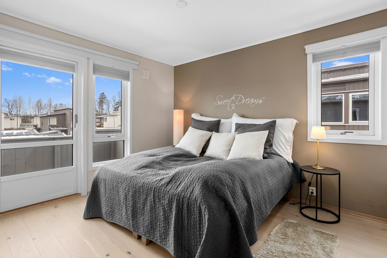 I 2. etasje finner man fire soverom. Soverommene er smart plassert i forhold til hverandre. Boligens hovedsoverom ligger "for seg selv" ved nordvestre hjørne, vegg-i-vegg og nærmest baderommet. Soverommet har vinduer mot både vest og nord. Galleribilde