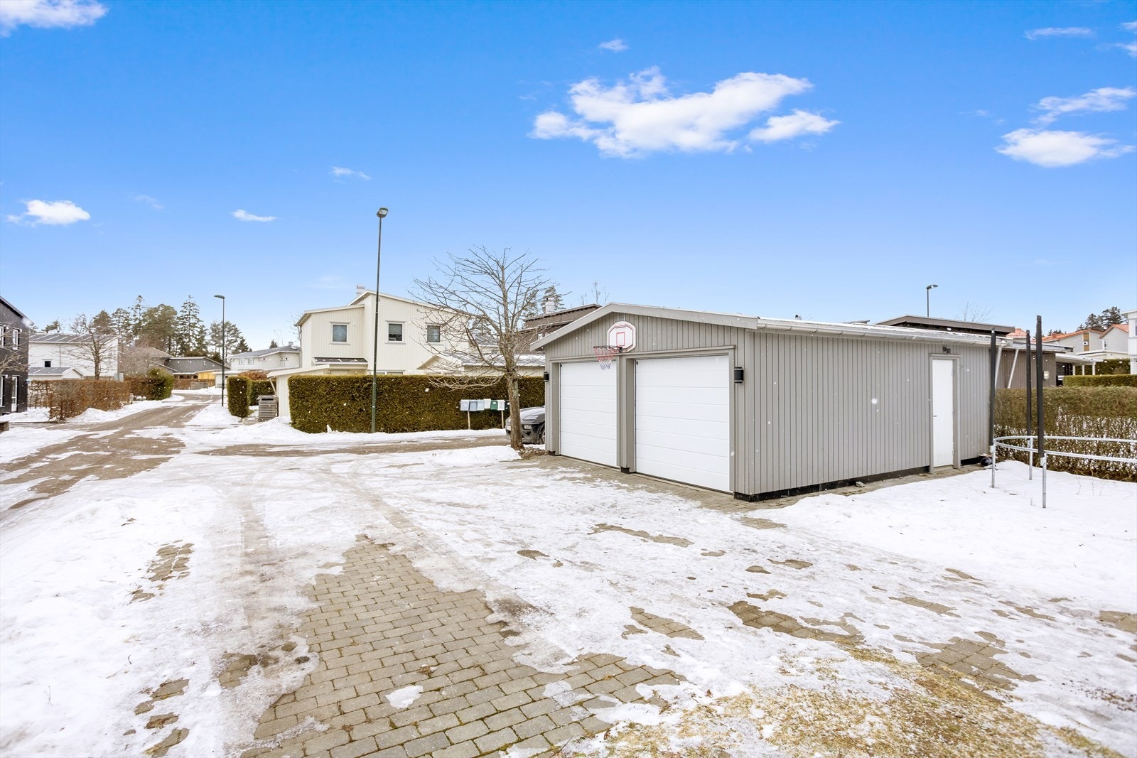 Garasjen er nyoppført i 2017 og ligger i kombinasjon med eiendommens store gårdsplass på tomtens nord-vestre hjørne. Galleribilde