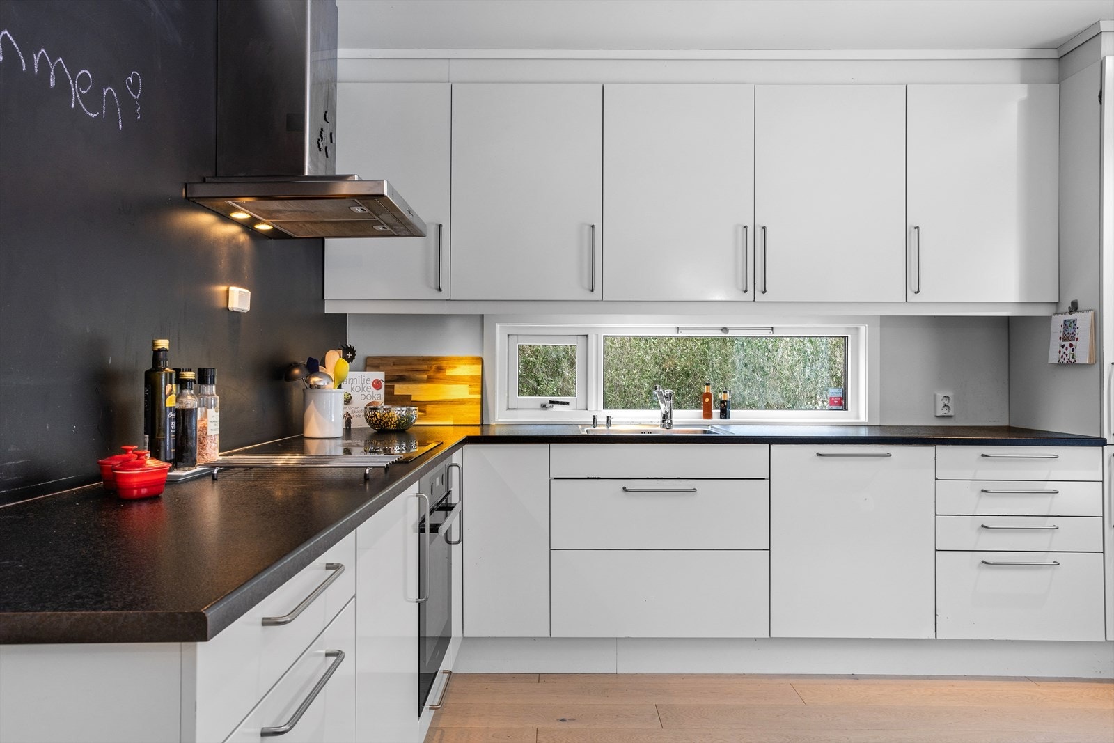 Alt av hvitevarer medfølger. Legg merke til det avlange vinduet mellom overskapene og underskapene på den ene siden av rommet - dette skaper enda en fin detalj til kjøkkenet. Galleribilde