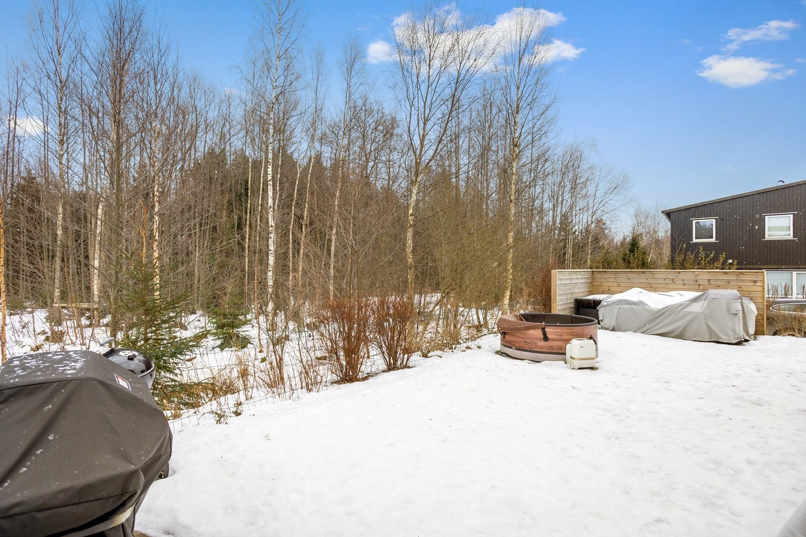 Ut mot syd og øst er det oppført en ca. 65 m² terrasse av impregnert treverk som blir som en stor, ekstra stue i sommerhalvåret. Dette koselige "uterommet" er godt skjermet mot skogholt, noe som gir en privat og lun atmosfære. Galleribilde
