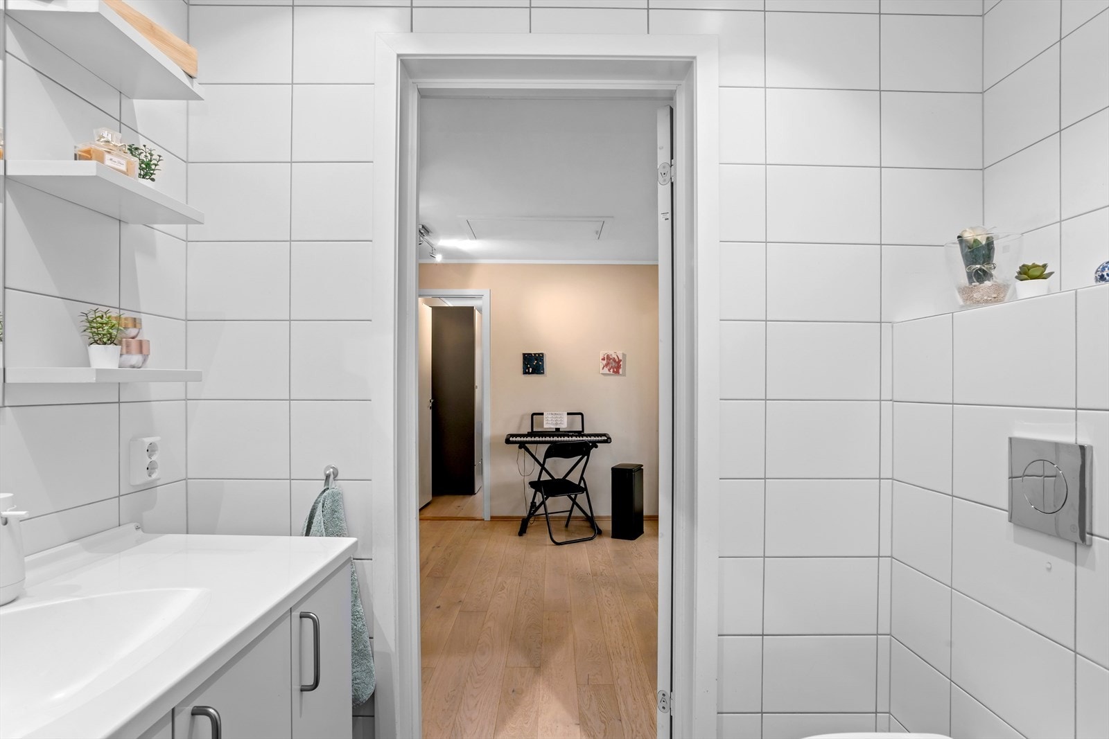 Flislagte vegger og flislagt gulv, også her med lyse veggfliser og gråtonede gulvfliser. Galleribilde