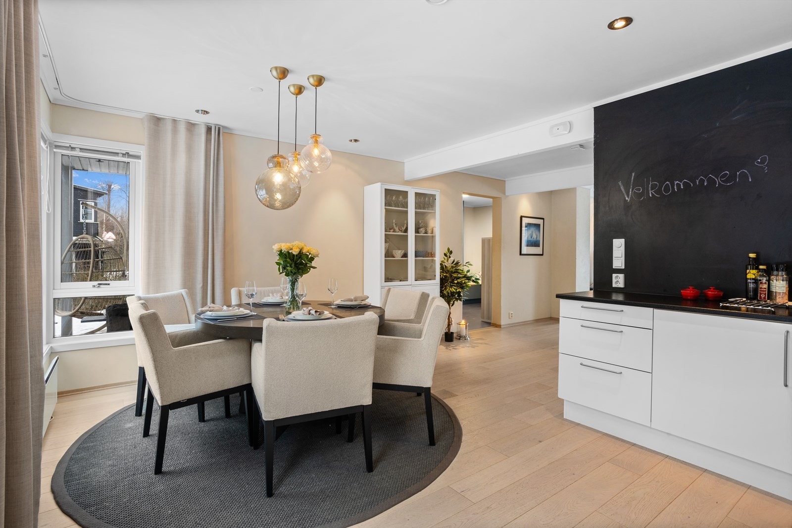 Et av husets "signaturer" er lyse og innbydende rom med store og særpregede vindusløsninger, helhetlig farge-/materialbruk og åpne, sosiale løsninger. Galleribilde