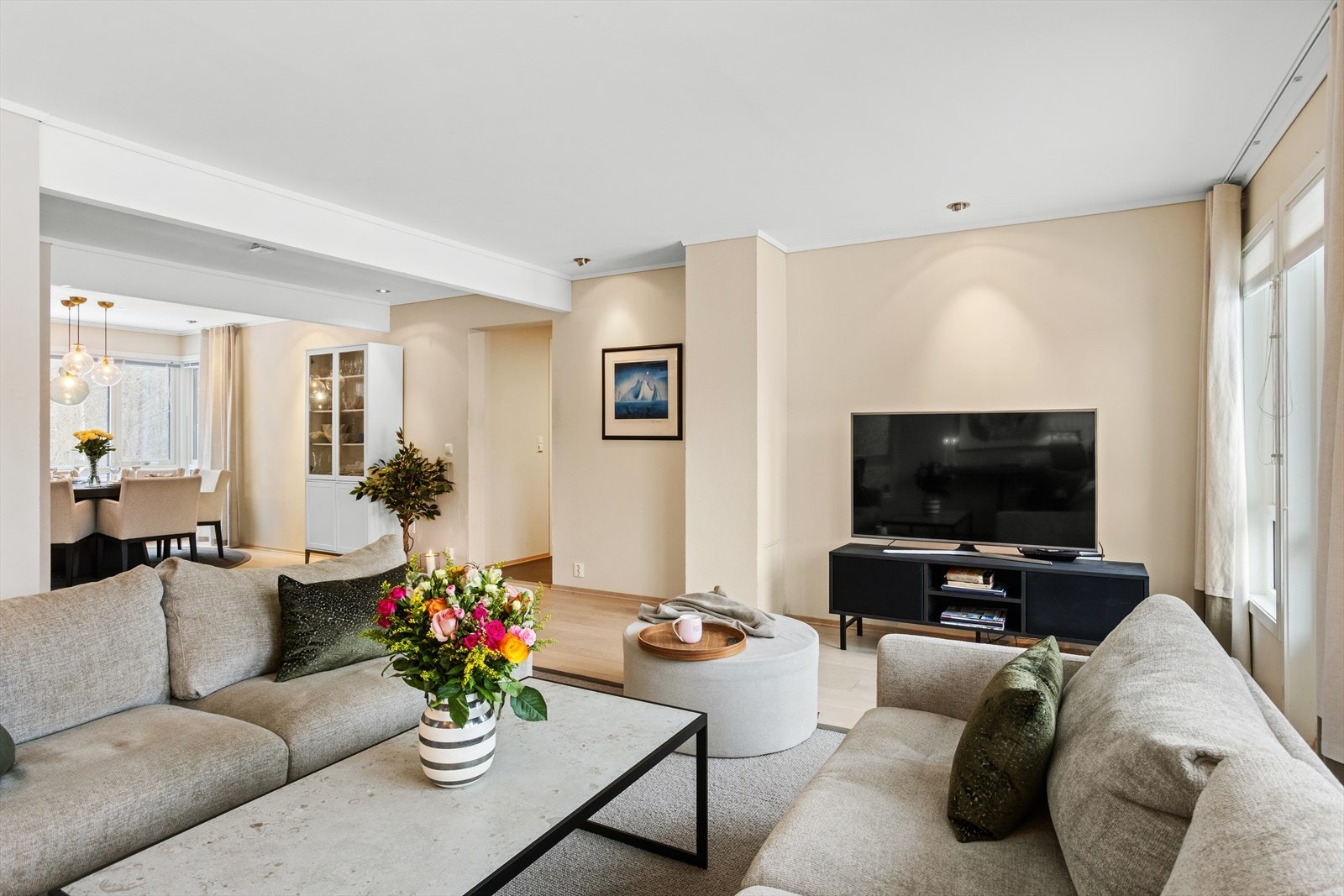 Den direkte tilkomsten via balkongdør til eiendommens terrasser og hage på vestsiden, gjør at uterommene nærmest blir som en "ekstra stue" i sommerhalvåret. Galleribilde