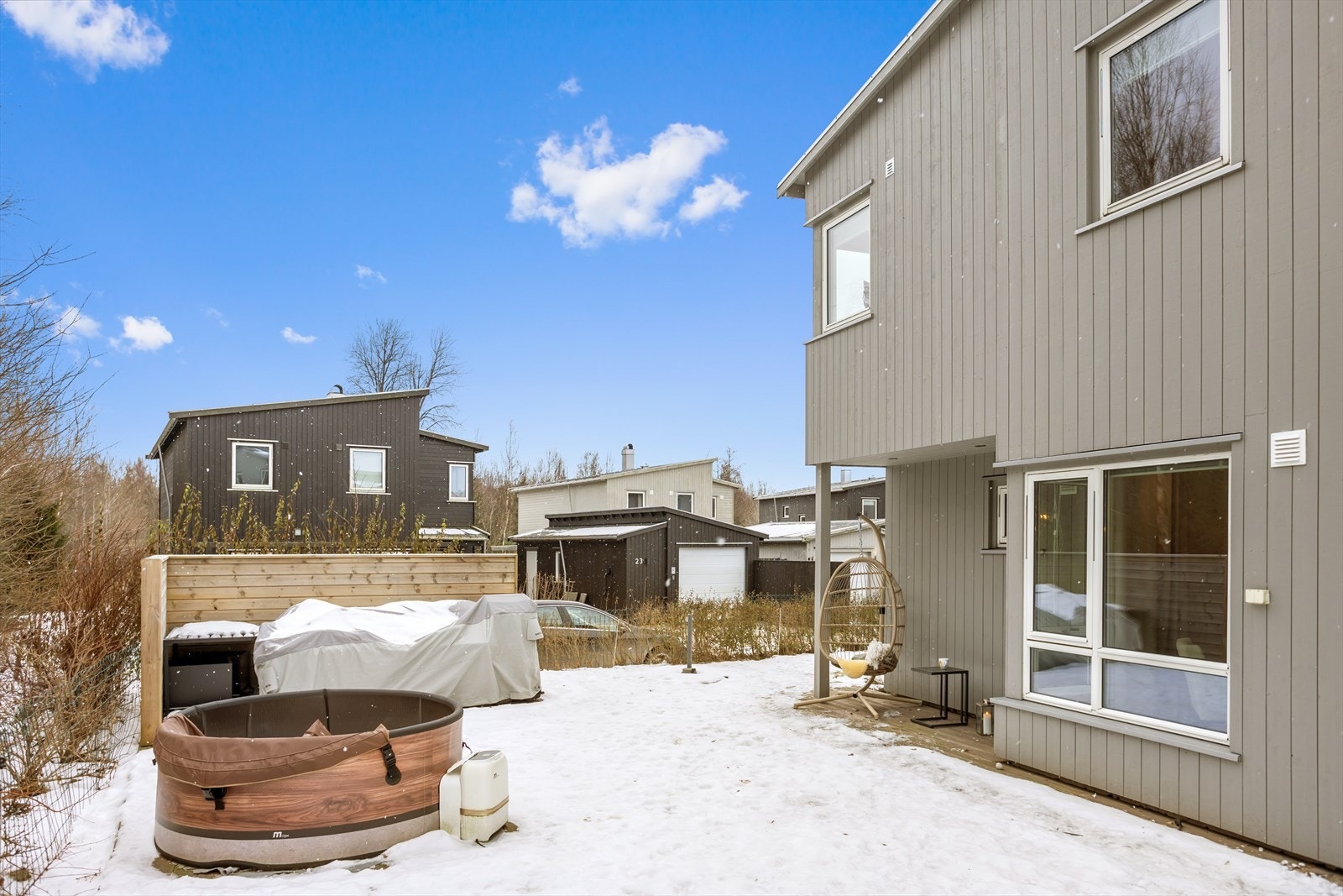 Med sine gode størrelser, innbyr uteplassene både til soner for utekjøkken med grilling, lune solkroker og svært god plass til ulike utemøbler. Galleribilde