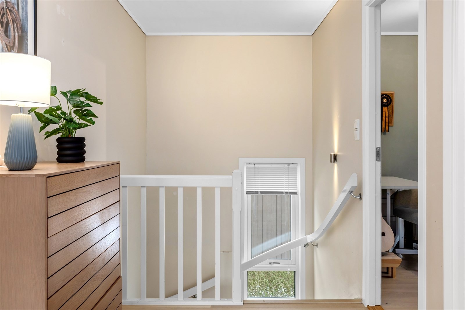 Fra sove-/baderomsgangen leder trappen ned til 1. etasje. Galleribilde