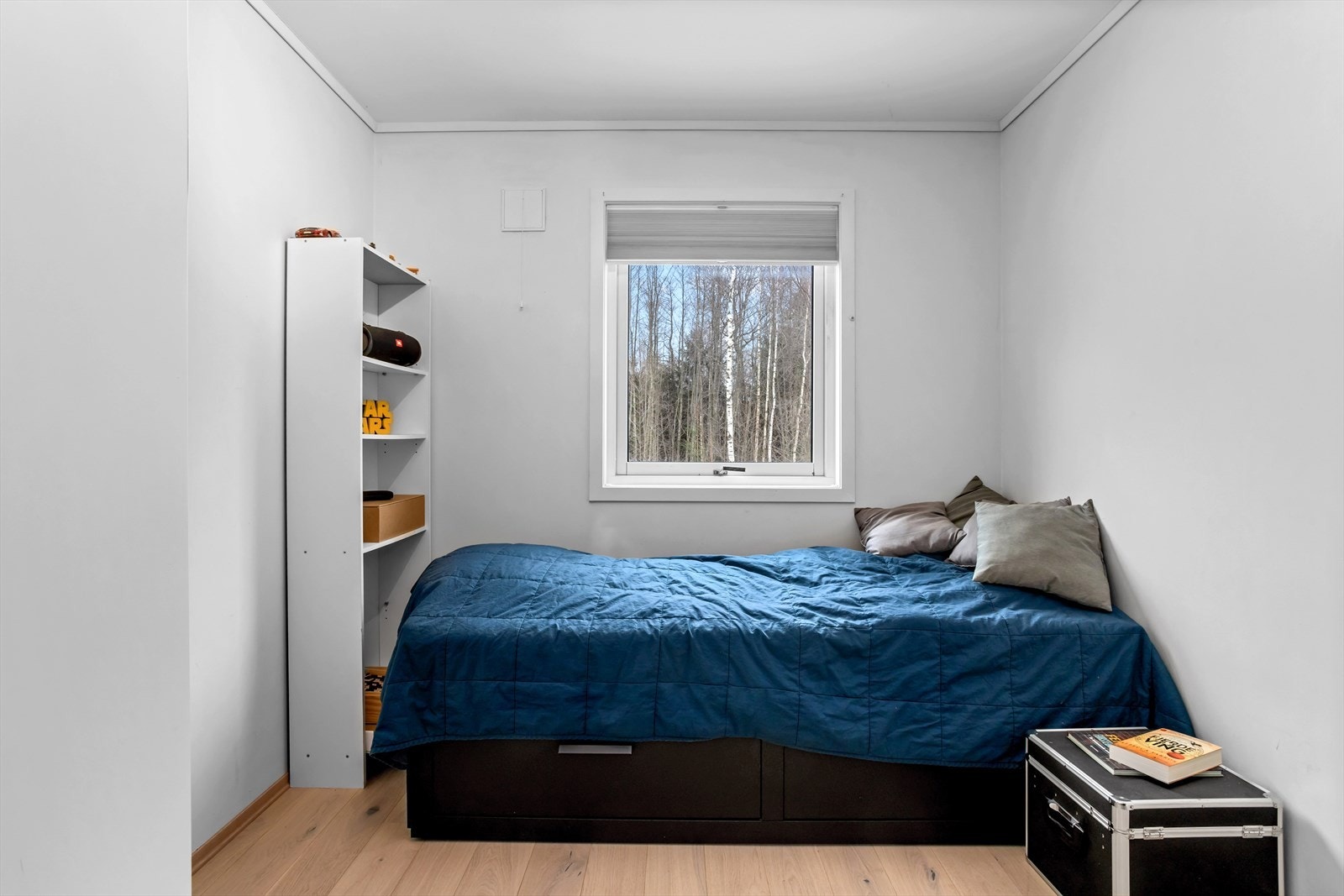 To av soverommene, begge med medfølgende garderobeskap, har inngang fra sove-/baderomsgangen. Galleribilde